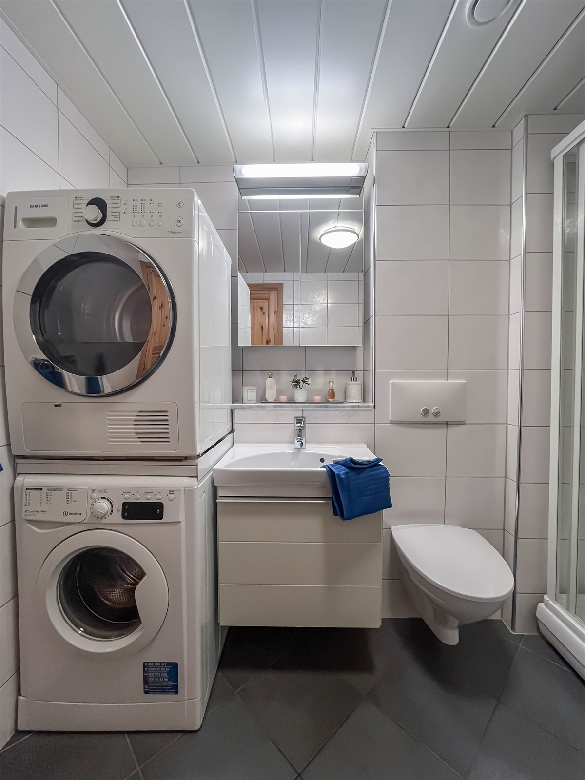 Opplegg for vaskemaskin og tørketrommel på bad. Galleribilde