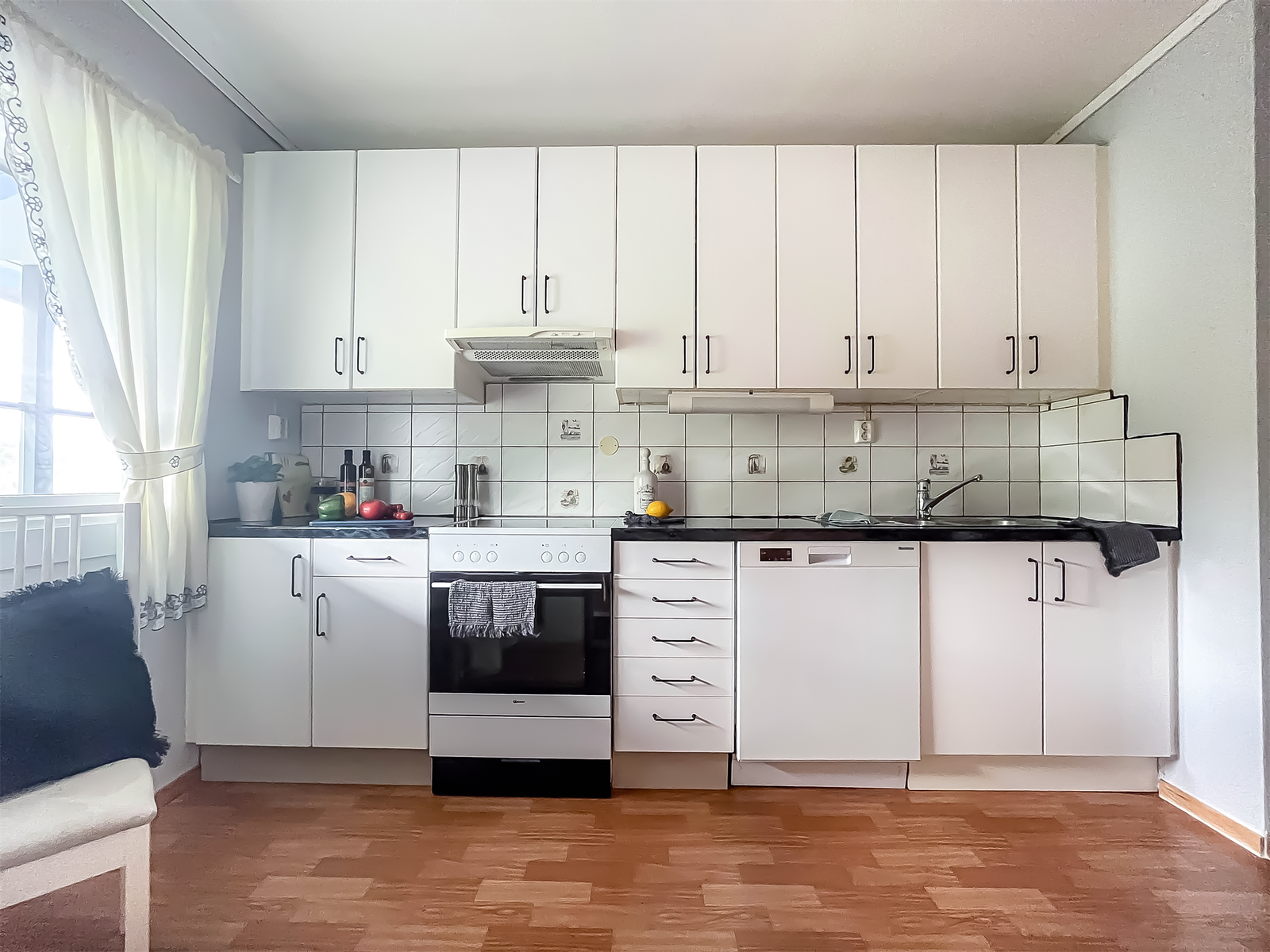 Kjøkkenet har rikelig med skap og skuffer. Galleribilde