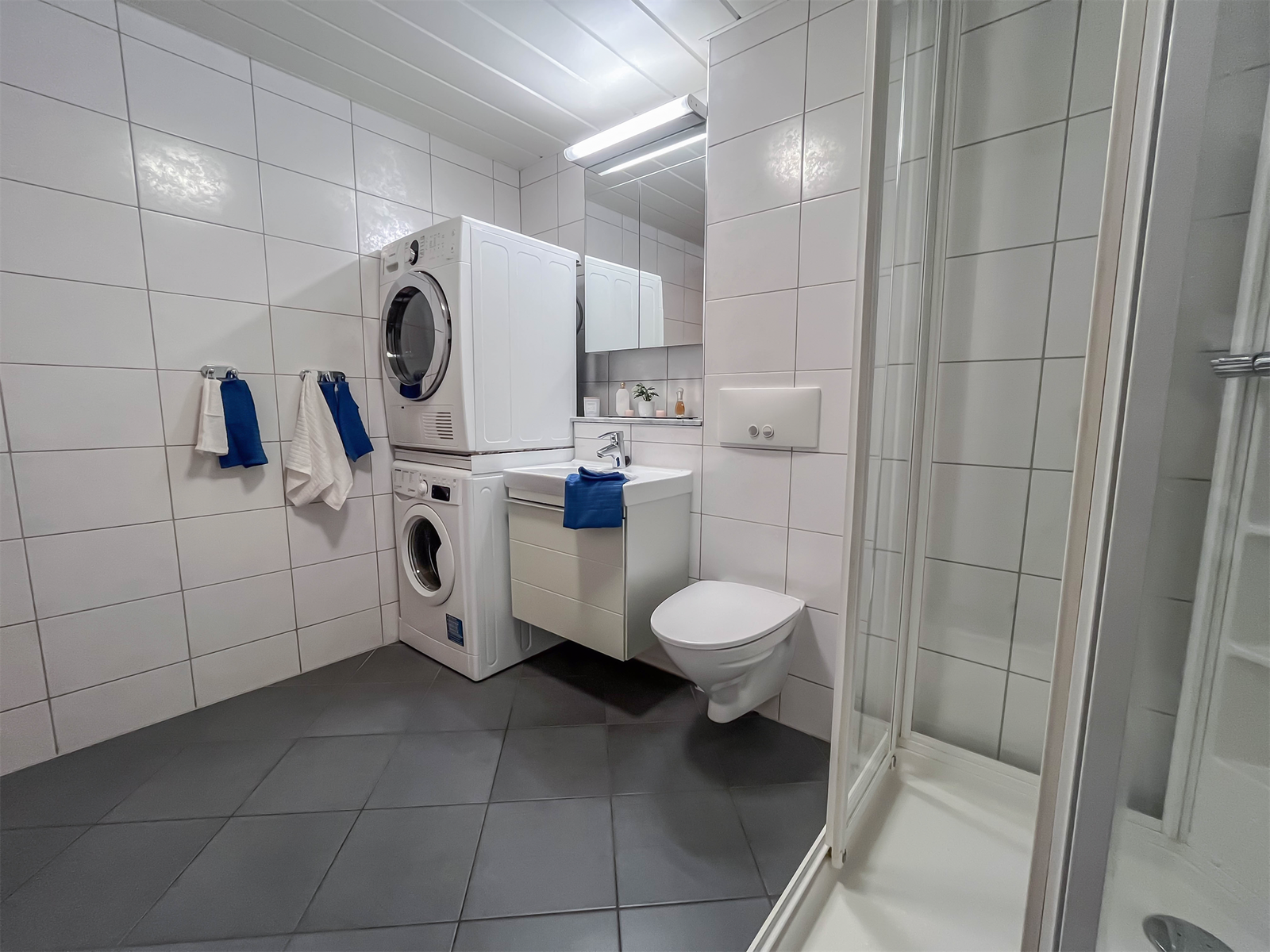 Moderne med blant annet vegghengt toalett. Galleribilde