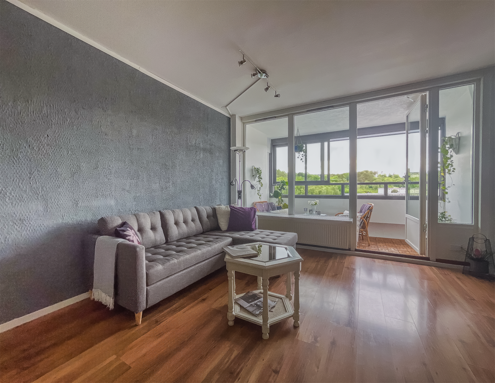 Stuen er romslig og har direkte utgang til innglasset balkong. Galleribilde