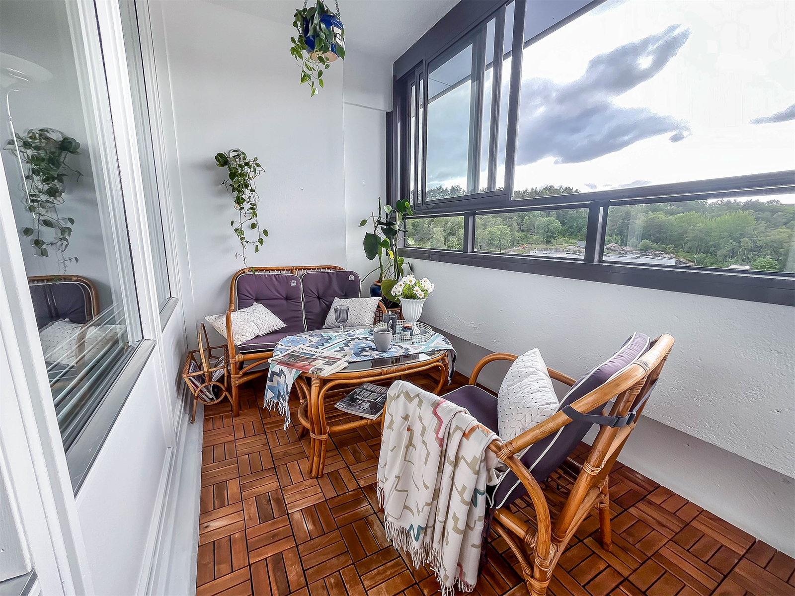 Glasset i front kan åpnes helt opp. Galleribilde