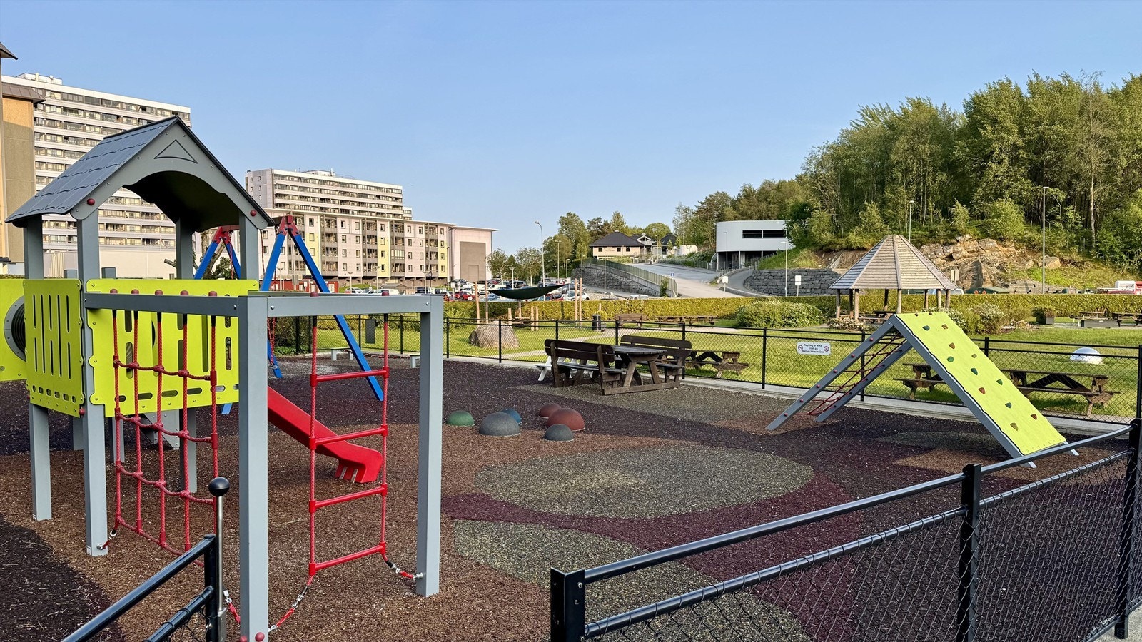 Kort vei til både Lyngfaret og Vadmyra barnehage som ligger opp bakken i midten av bildet Galleribilde