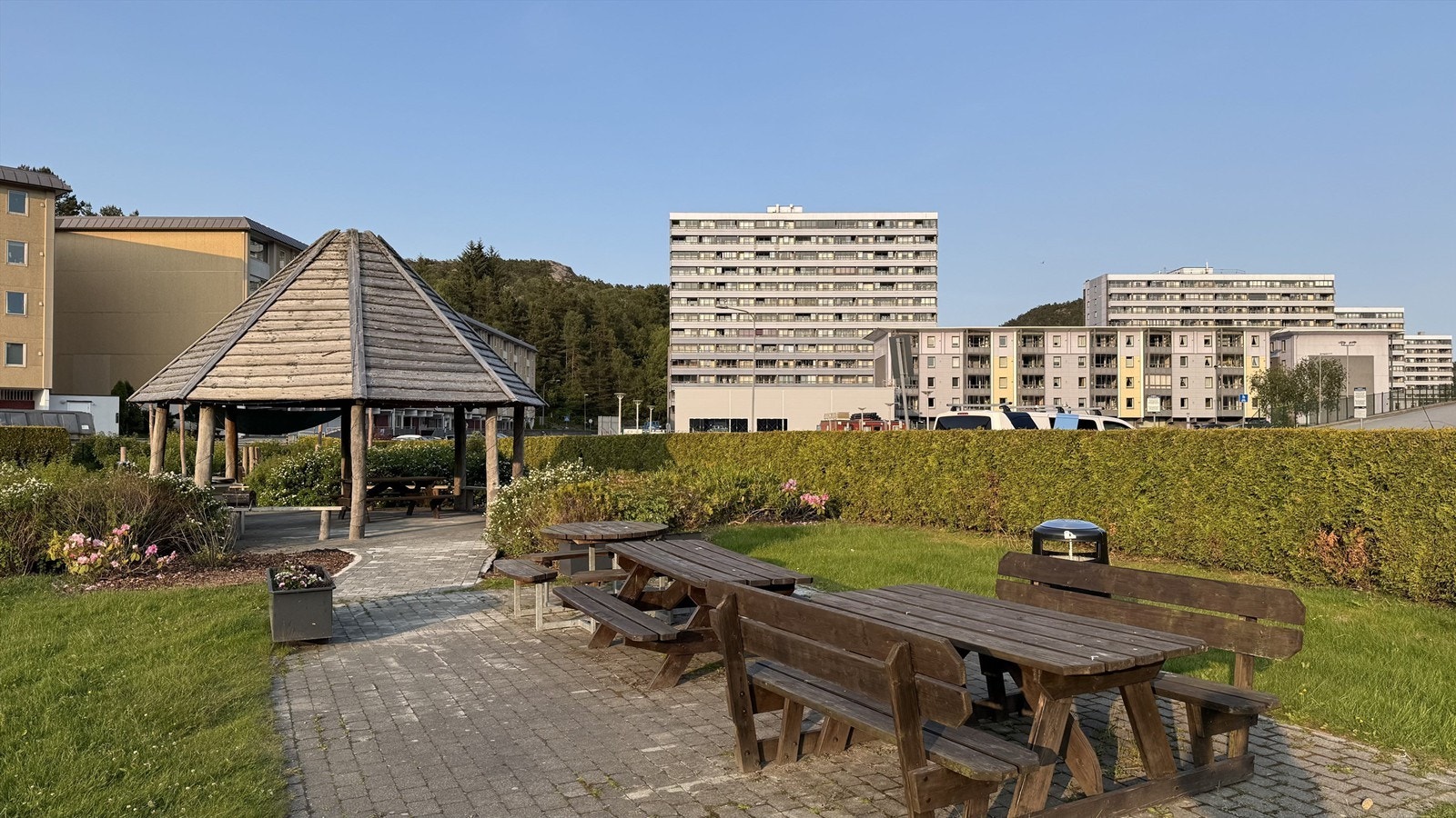 Utemiljøet er en perle for beboerne med flere sosiale uteplasser med både grillhus, utendørs treningssenter, lekeplasser, trampoliner og masse annet gøy Galleribilde