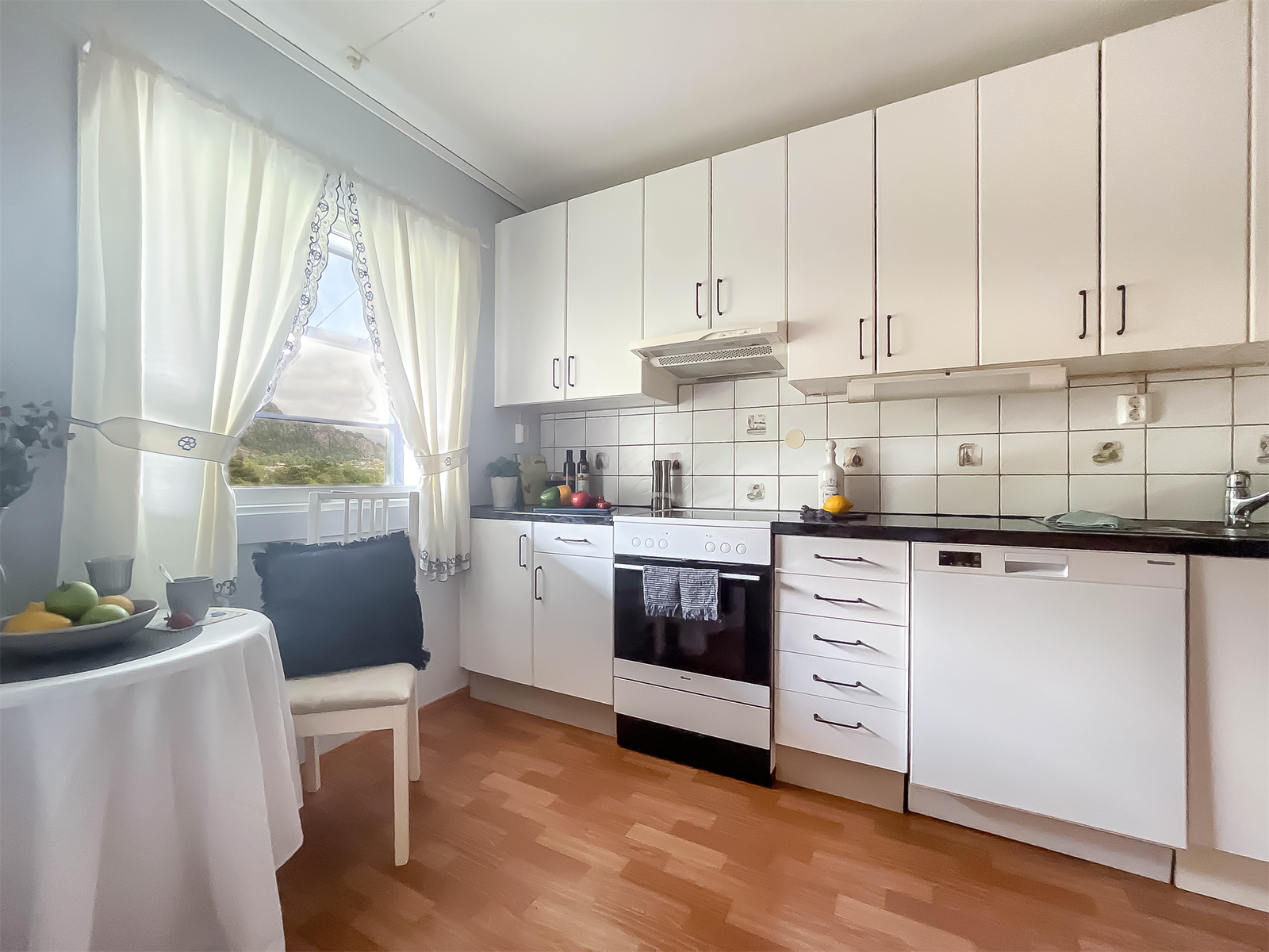 Det er også plass til spisebord på kjøkkenet. Galleribilde