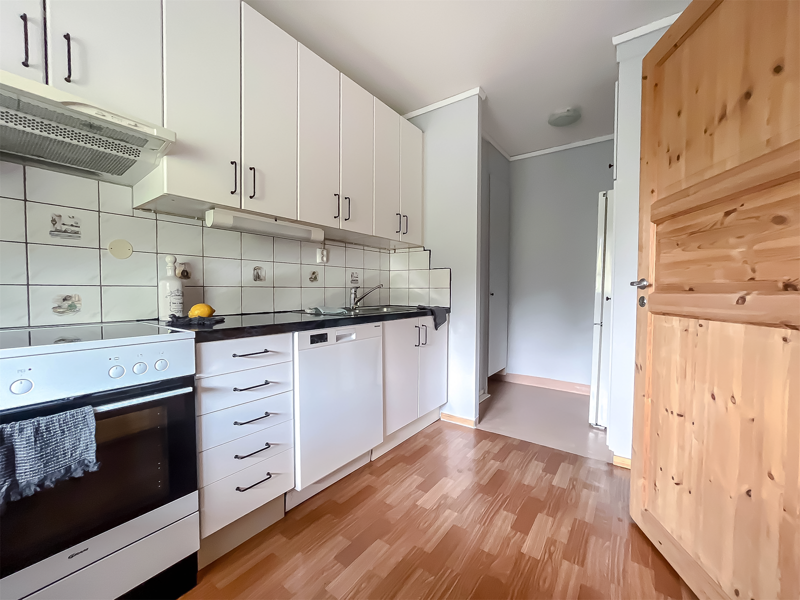 Litt ekstra plass til kjøleskap/frys og skap/hyller i eget innhuk i forlengelse av kjøkkenet. Galleribilde