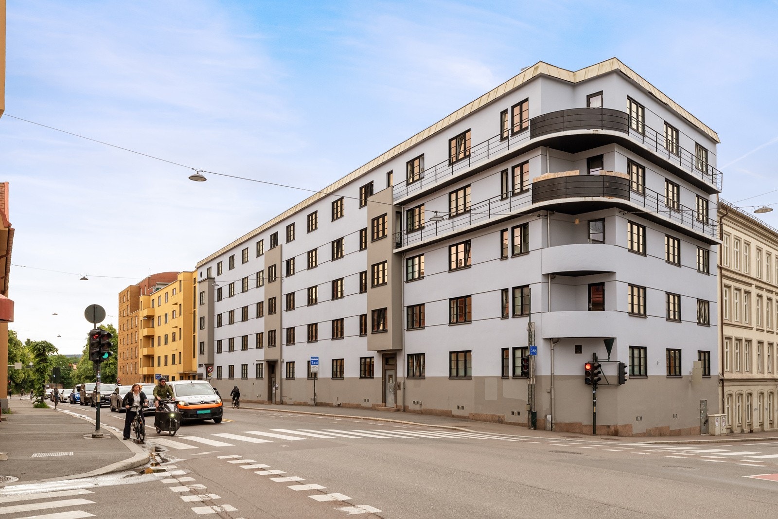 Her har du virkelig det du trenger i umiddelbar nærhet - grønne parker, godt med service- og kollektivtilbud, flere flotte restauranter og kaféer samt turmuligheter langs Akerselva Galleribilde