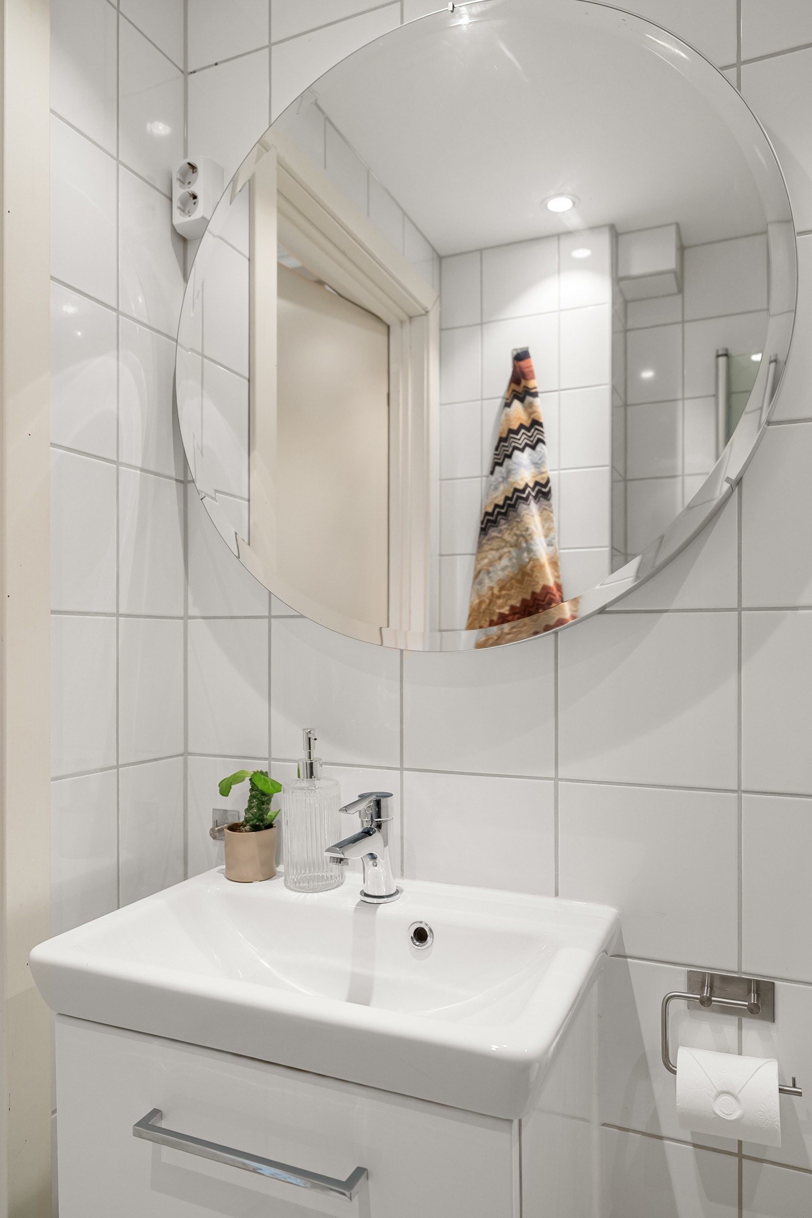 Ny innredning med heldekkende servant samt nytt dusjsett med regnfallsdusj Galleribilde