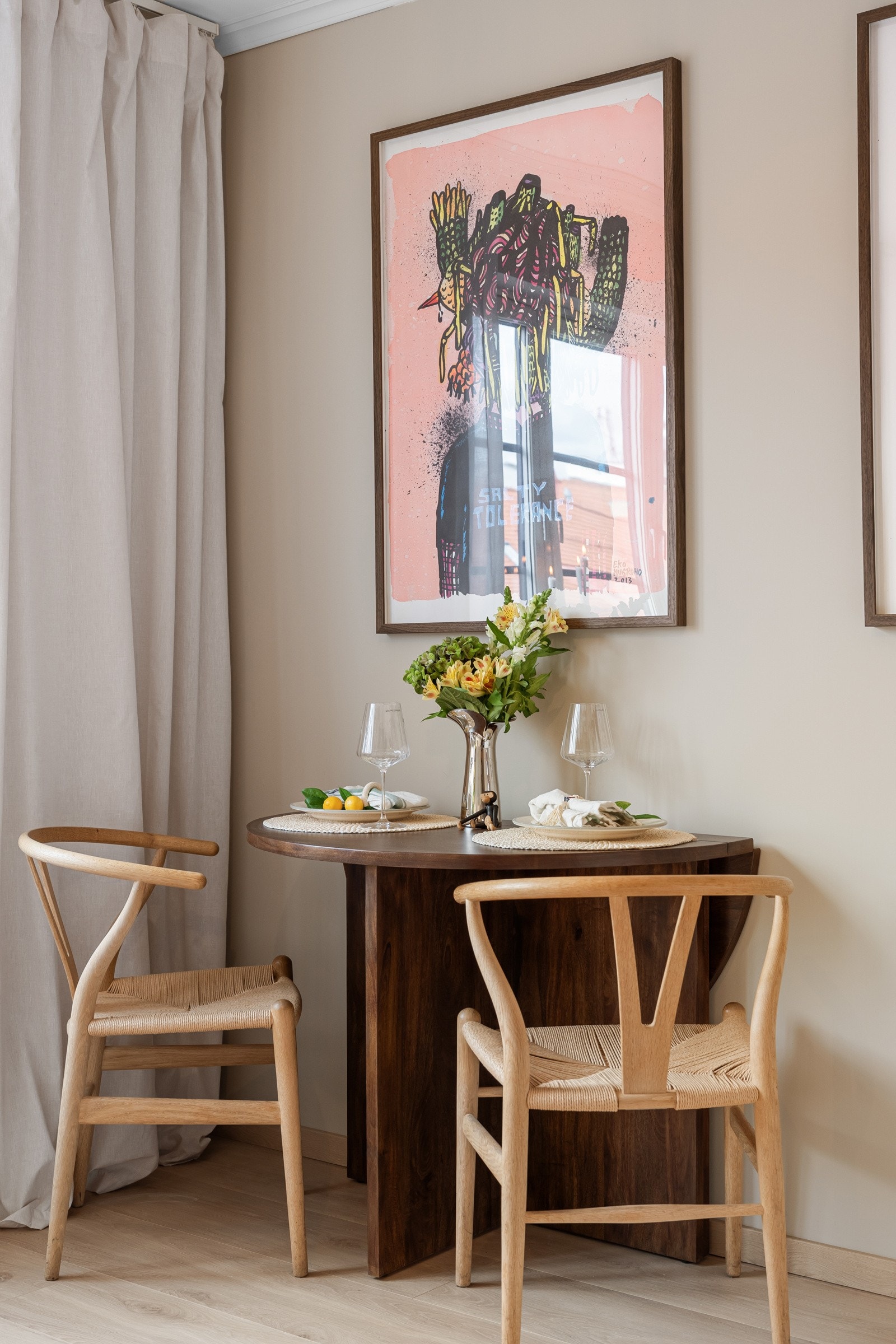 Plass til spisegruppe mellom stuen og kjøkkenet Galleribilde