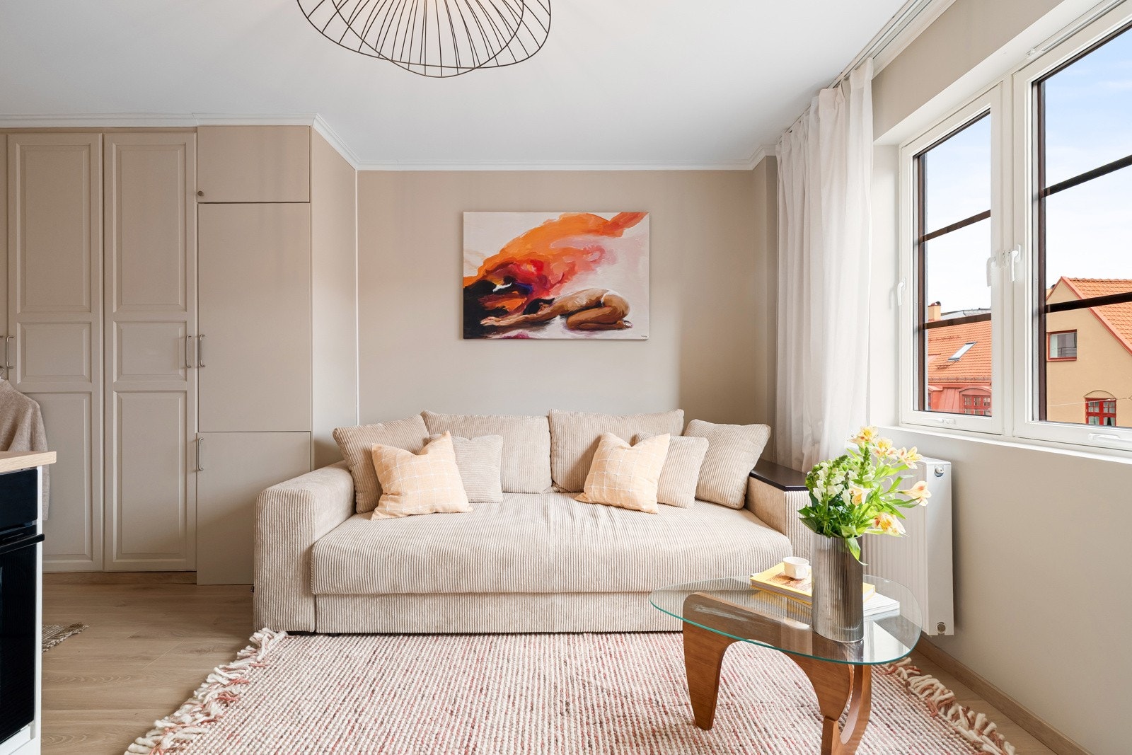 Leiligheten ble pusset opp i 2024-2025, og oppleves som strøken og innflyttingsklar Galleribilde