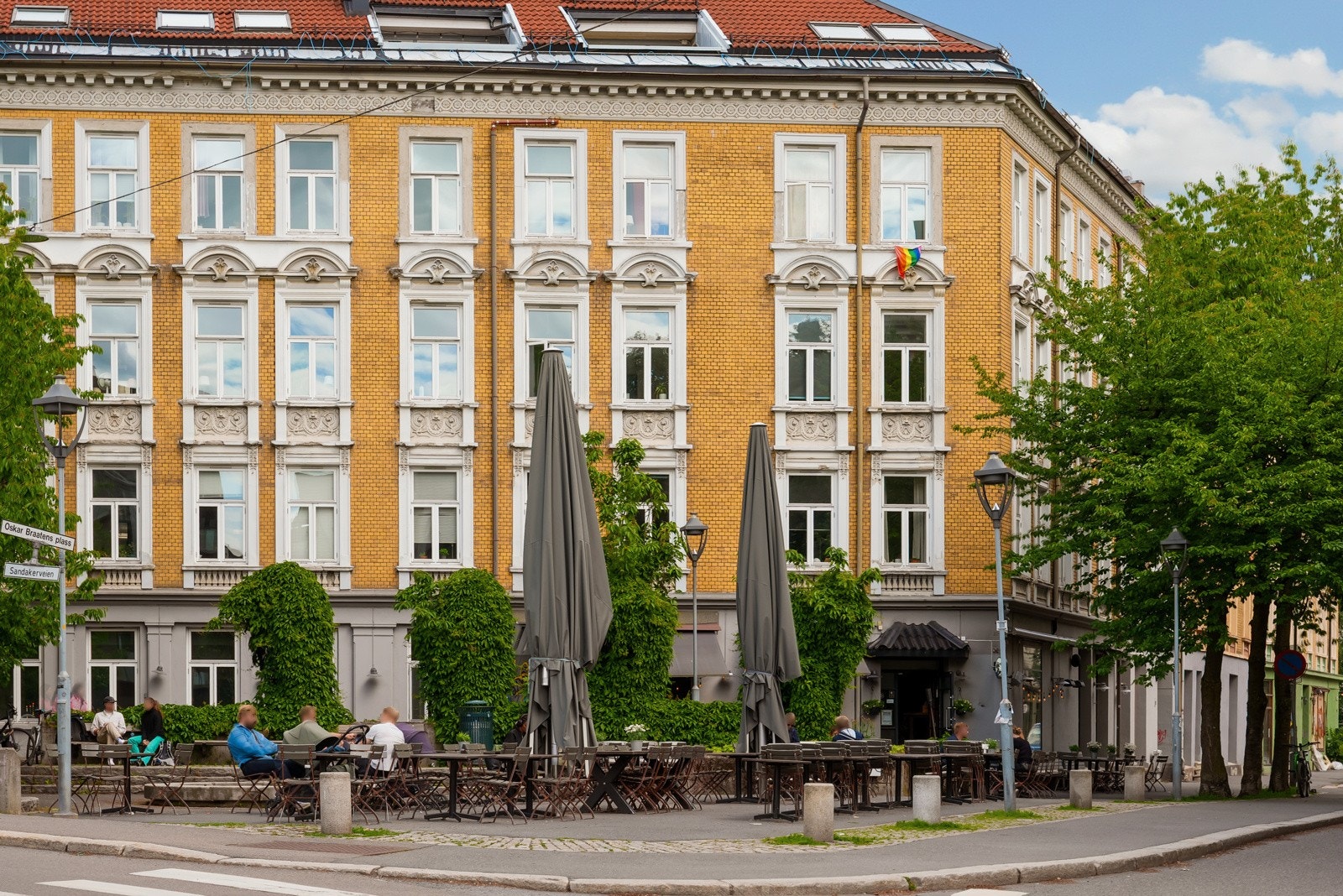 Grisen med uteservering og kveldssol Galleribilde