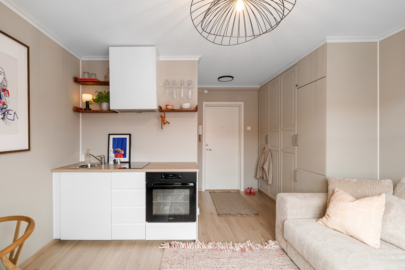 Her er all oppussingen nøye planlagt, og det er lagt stort fokus på plassbygde løsninger for å optimalisere plass, og gi leiligheten flere brukssoner Galleribilde