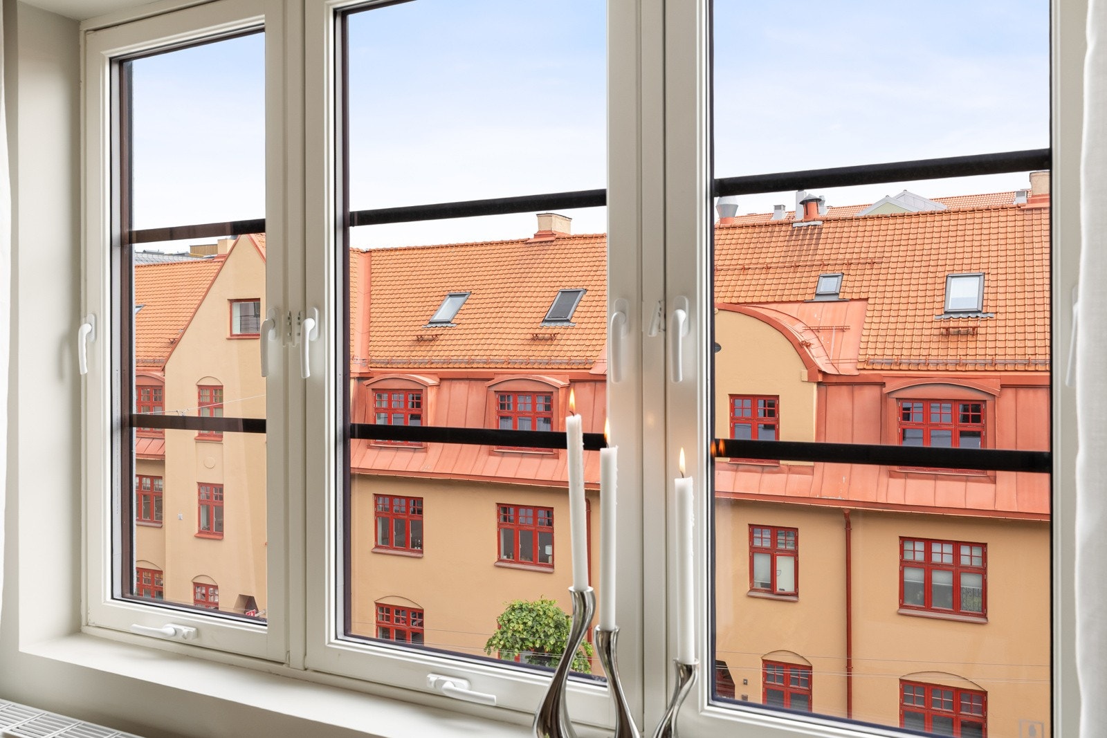 Hyggelig utsyn mot sjarmerende bygård Galleribilde