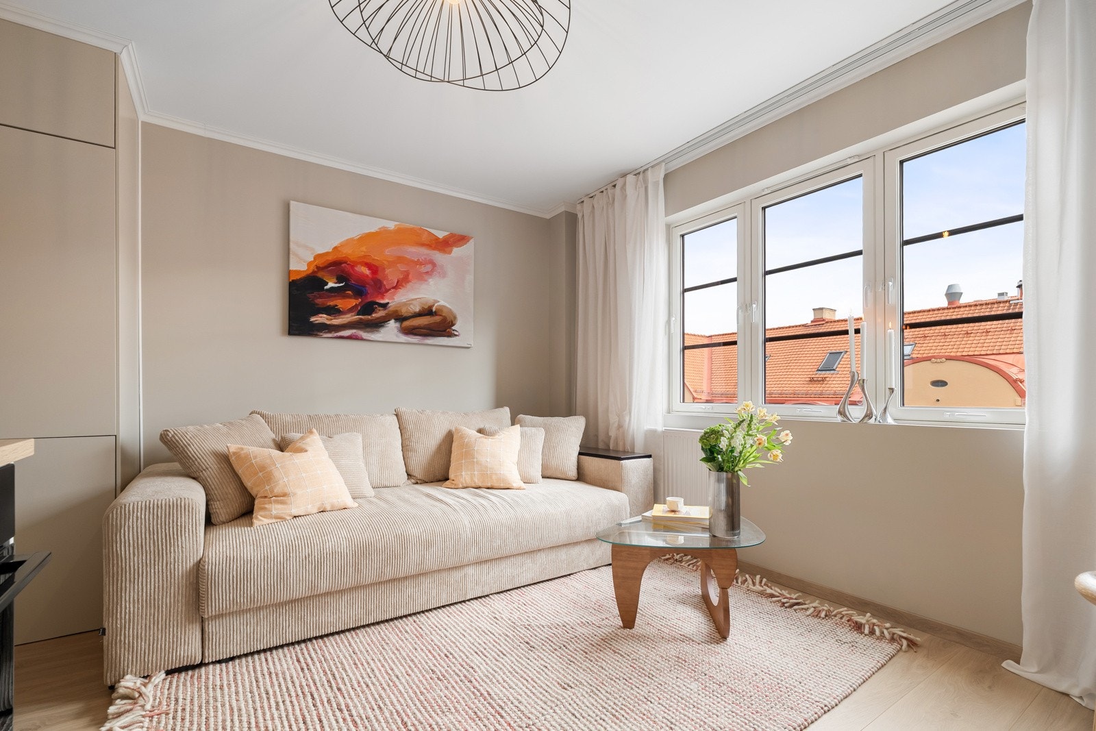 Stuen oppleves som lys og luftig med god takhøyde, og delikate fargevalg som gir et flott inntrykk Galleribilde