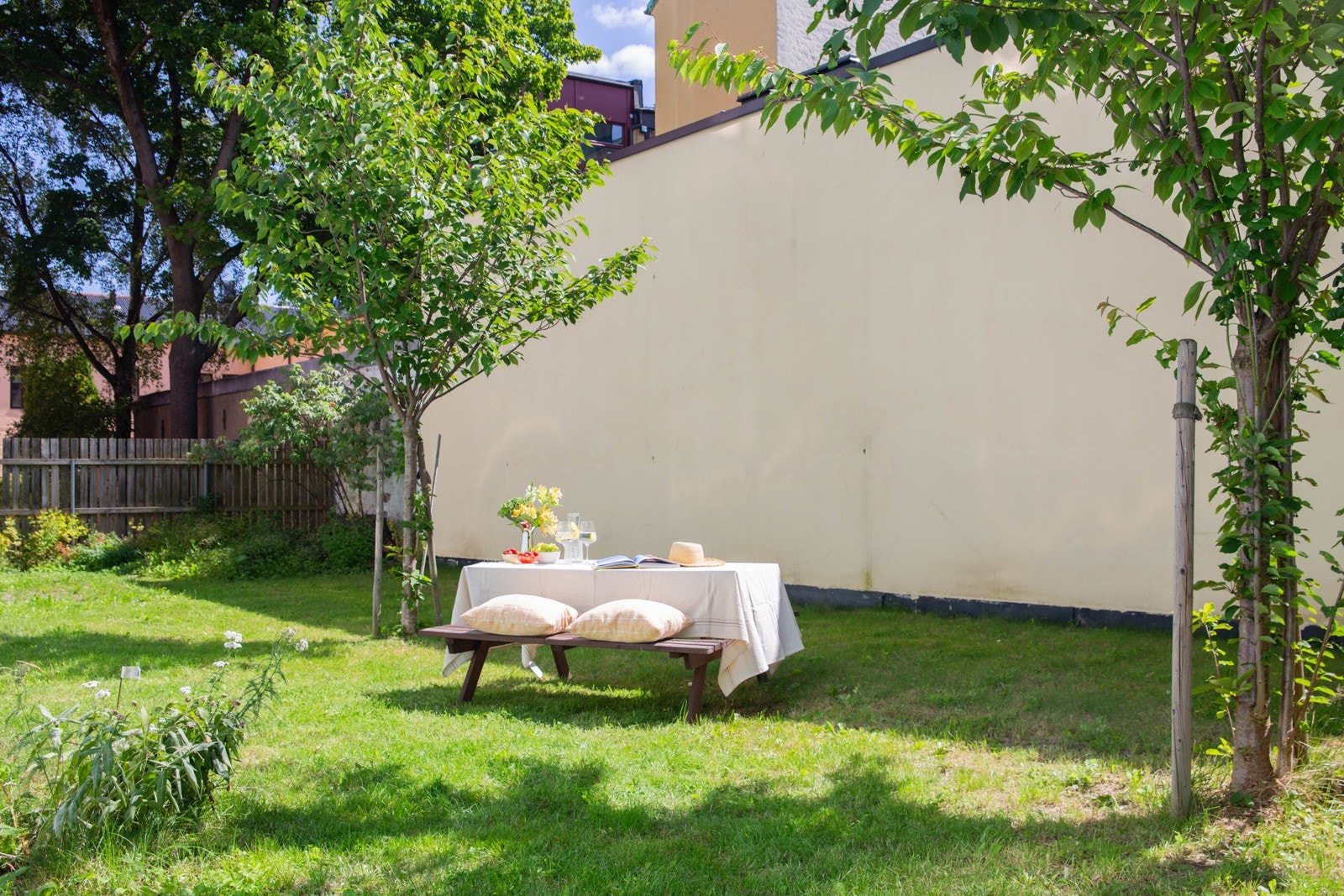 Dersom en ønsker å trekke ut i solen disponerer beboerne hyggelig grønn bakgård med spisegrupper, perfekt for sosiale sammenkomster på fine sommerdager Galleribilde