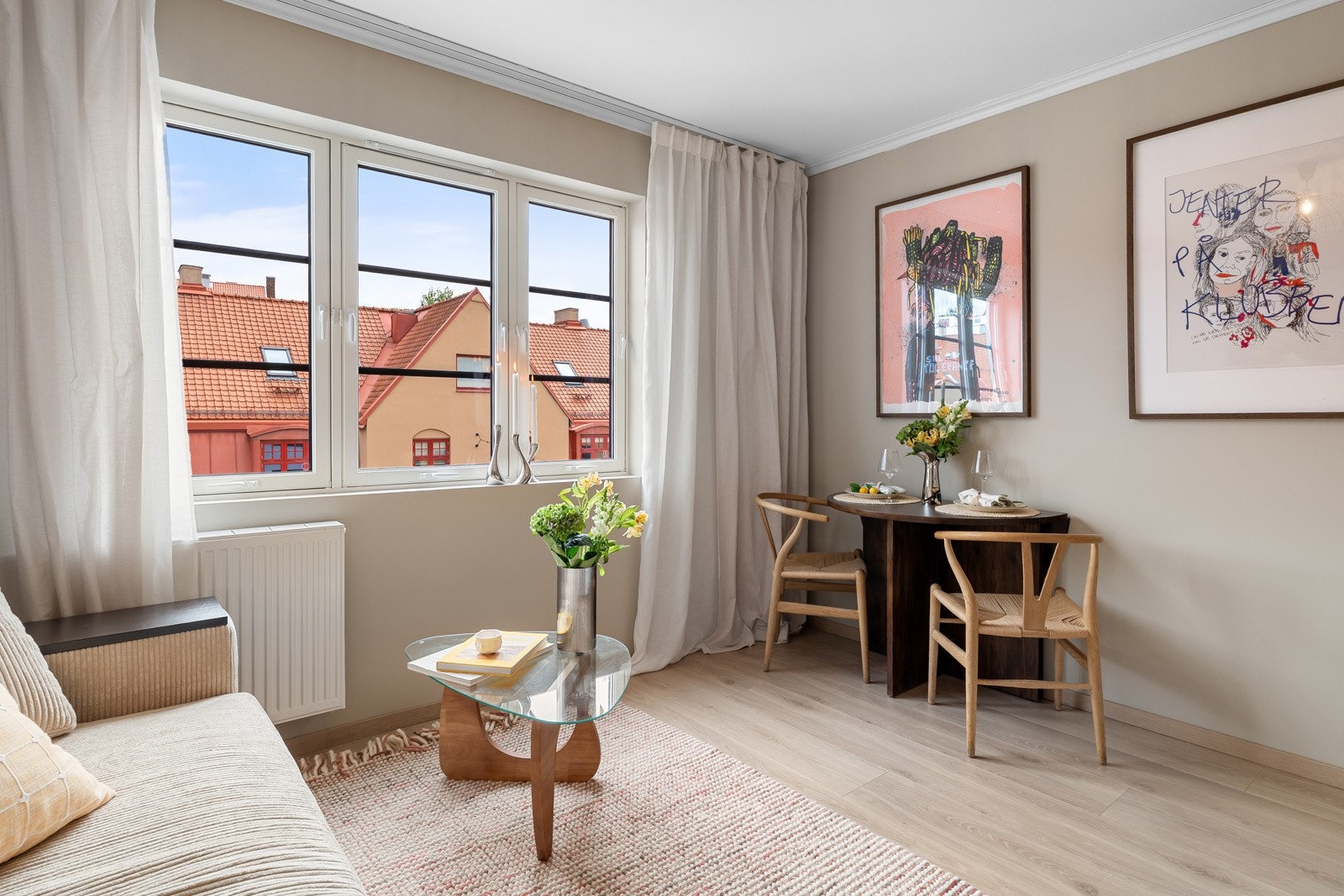 Leiligheten ligger i 4. etasje med store vindusflater, som gjør at den oppleves lys og luftig Galleribilde