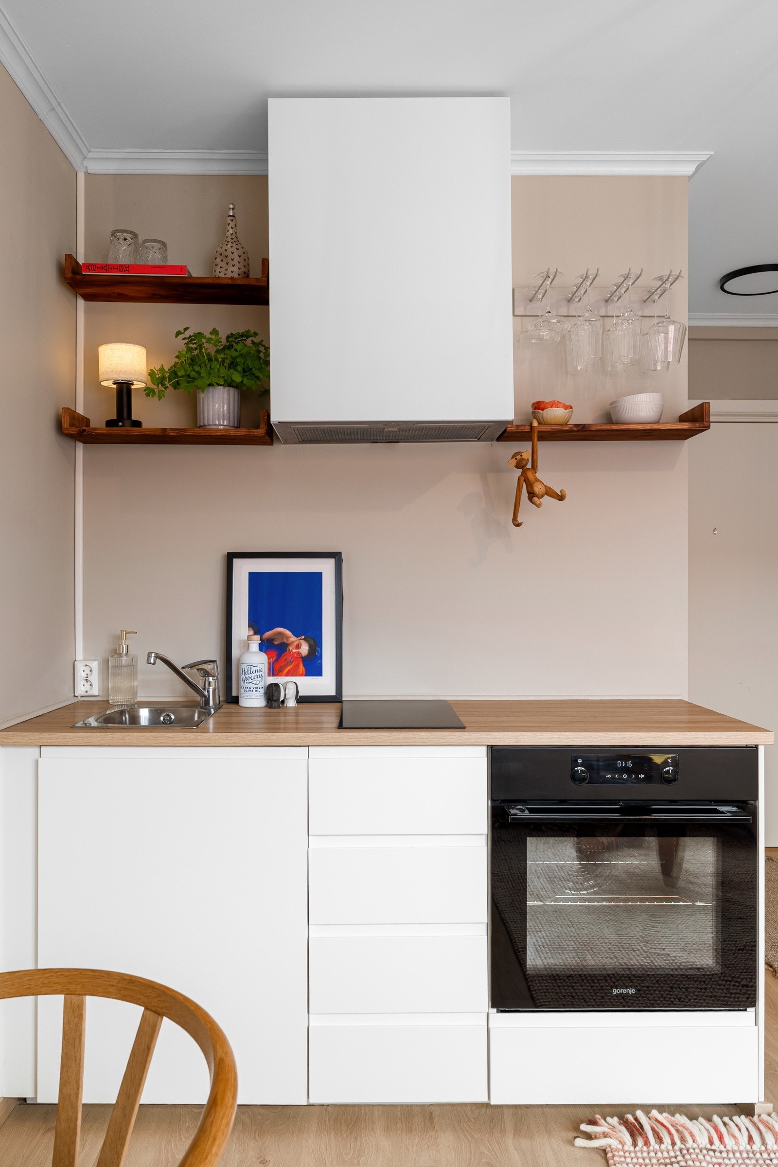 Moderne og tidløst kjøkken fra 2015, som er oppgradert i 2024. Slitesterk benkeplate med nedfelt kum i rustfritt stål. Kjøkkenet har liten platetopp, stekeovn og kjøle/fryseskap. Plass til benkeoppvaskmaskin under vasken. Galleribilde