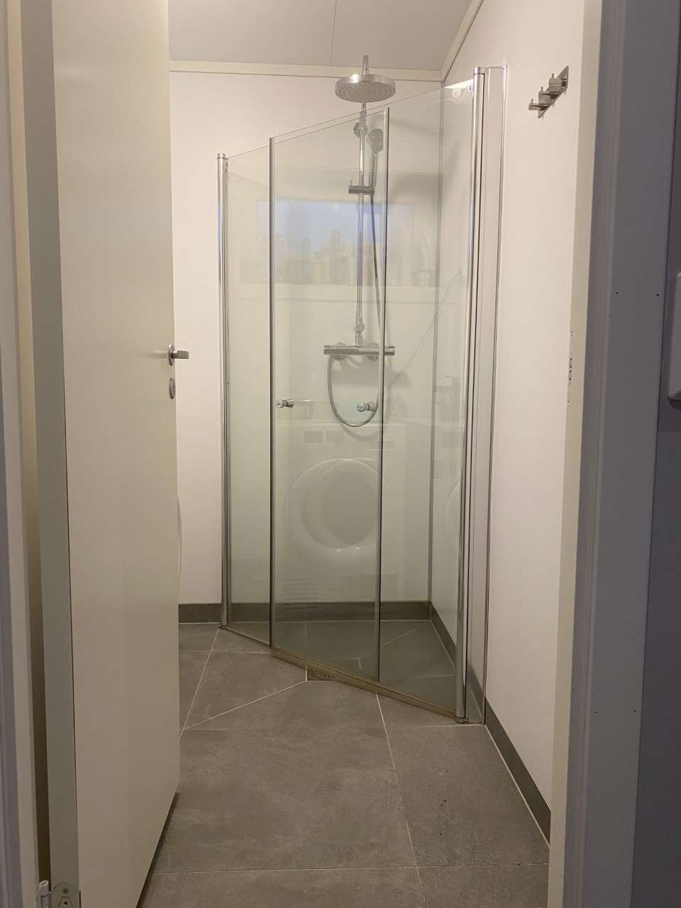 Vaskerom med vaskemaskin og tørketrommel Galleribilde