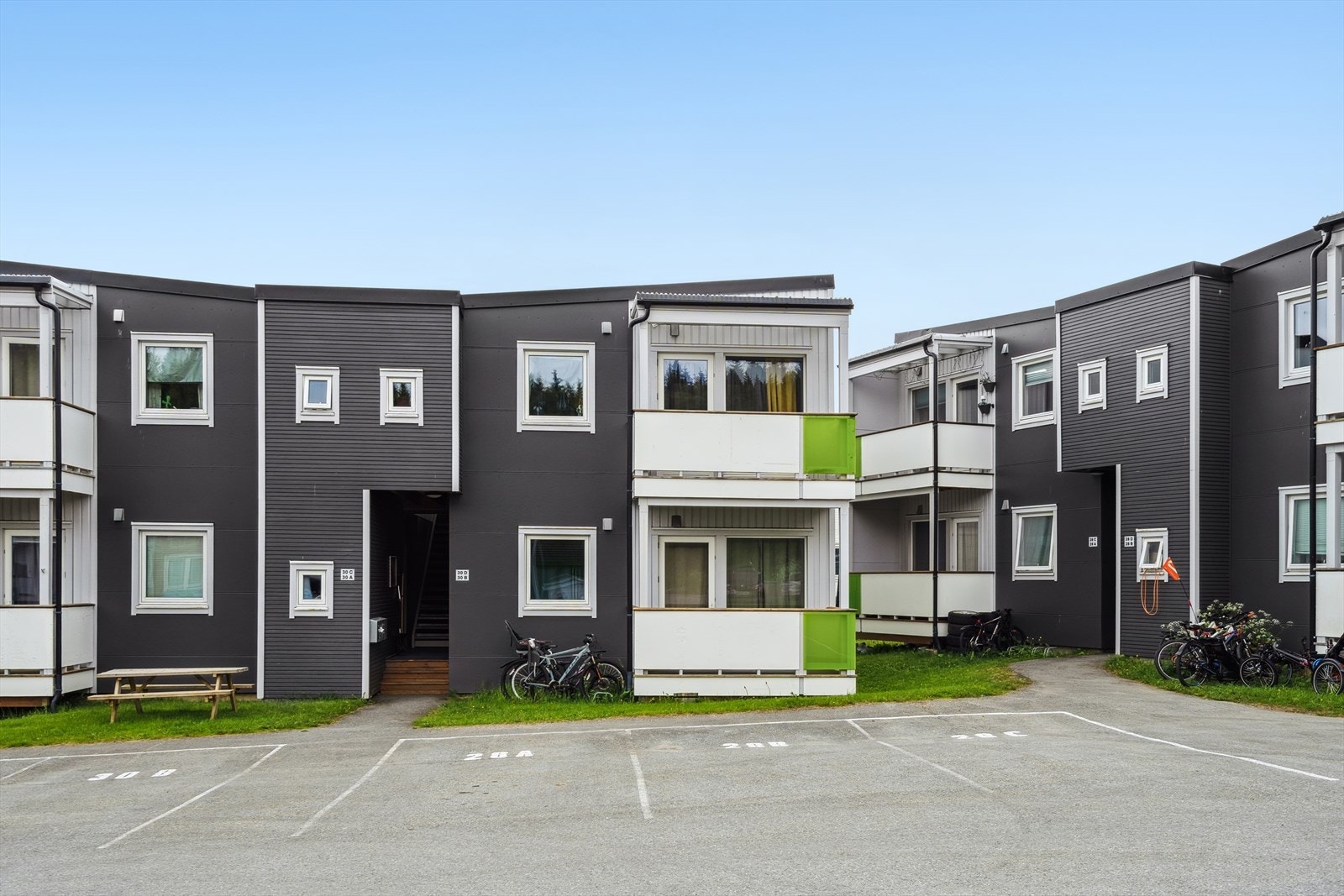 Leiligheten ligger i lavblokkens 2. etasje med alt på én flate. Galleribilde