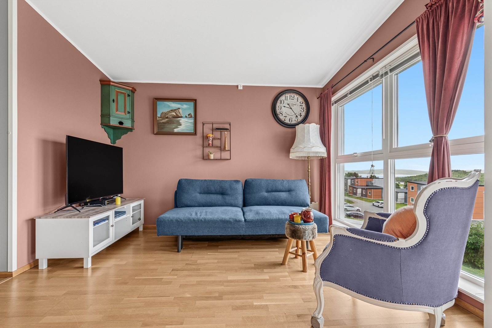 Lys og velutnyttet stue med store vindusflater. Galleribilde