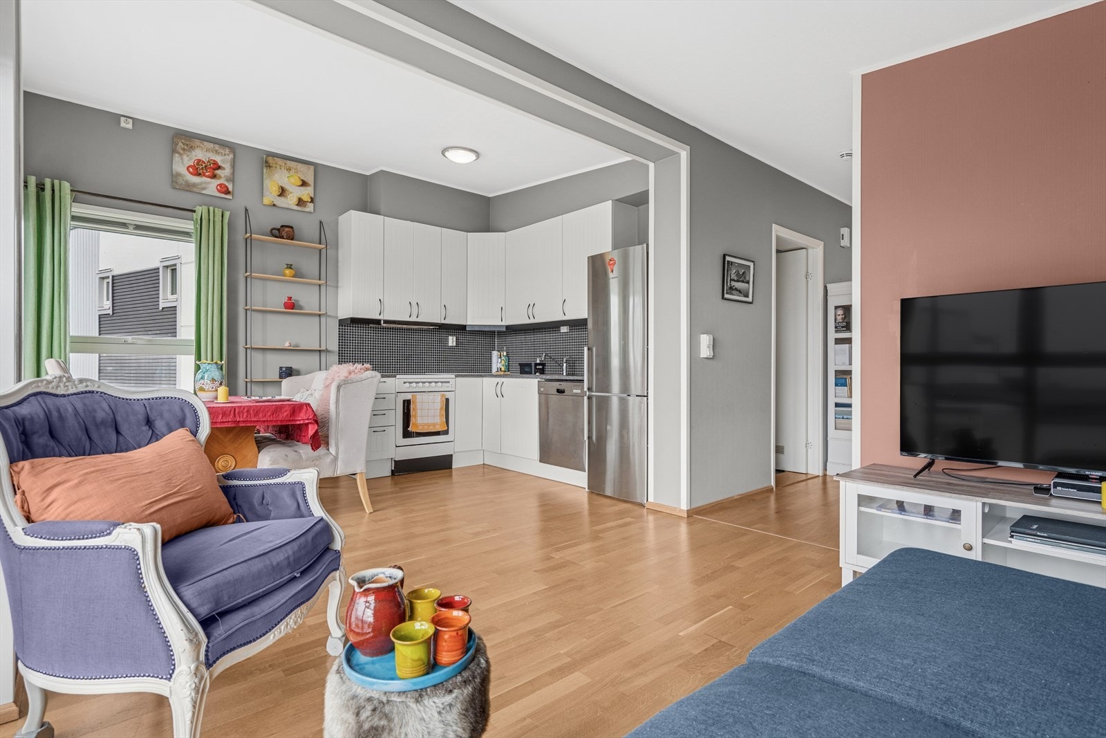 Åpen kjøkkenløsning mot stuen. Galleribilde