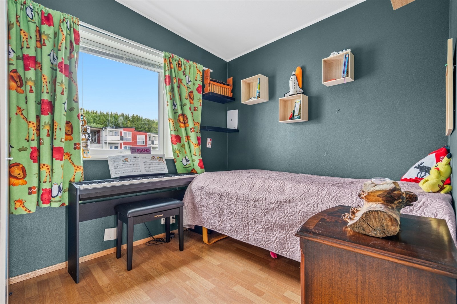 Begge soverommene har oppbevaringsplass i medfølgende garderobeskap. Galleribilde