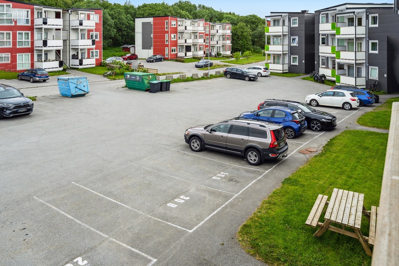 Leiligheten har parkering på oppmerket plass foran bygningen. Galleribilde