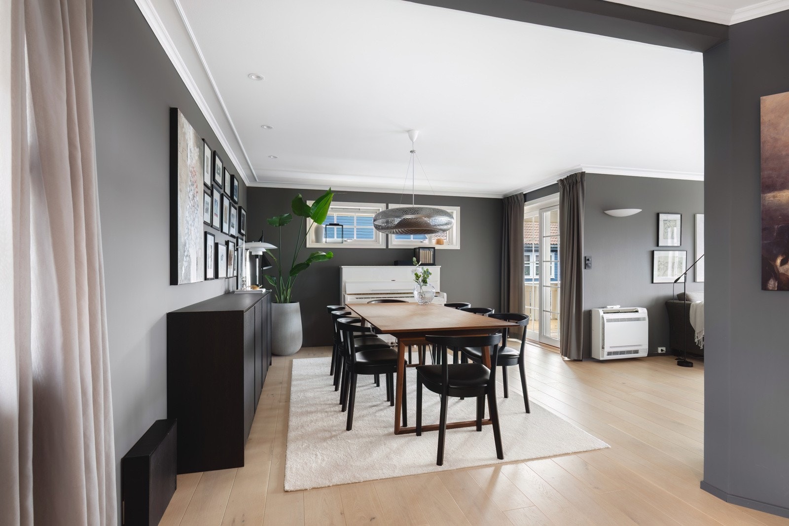 Fra spisestuen er det direkte utgang til sørvendt og solrik terrasse. Galleribilde