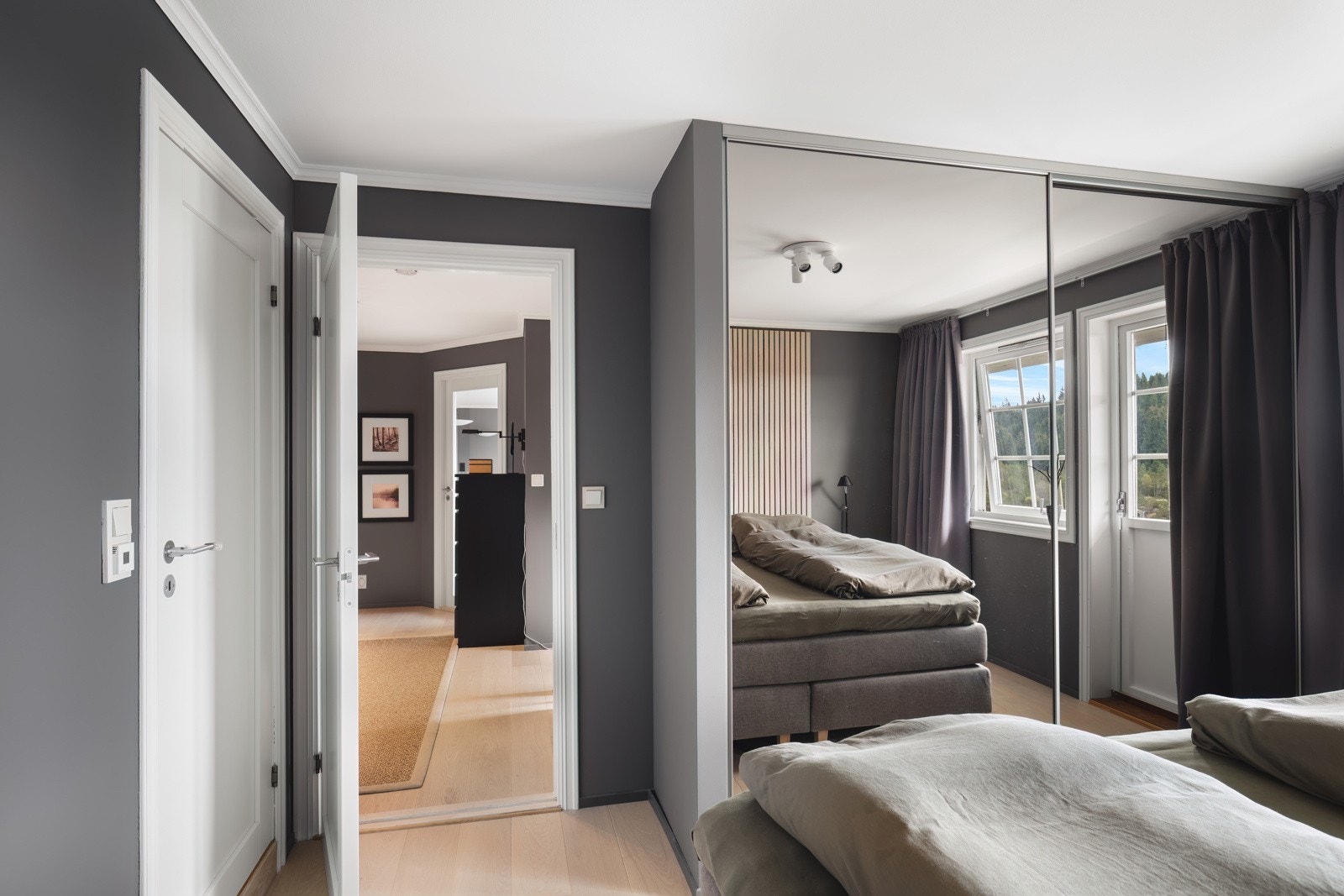 Innredet med skyvedørsgarderobe for orden og system. Galleribilde