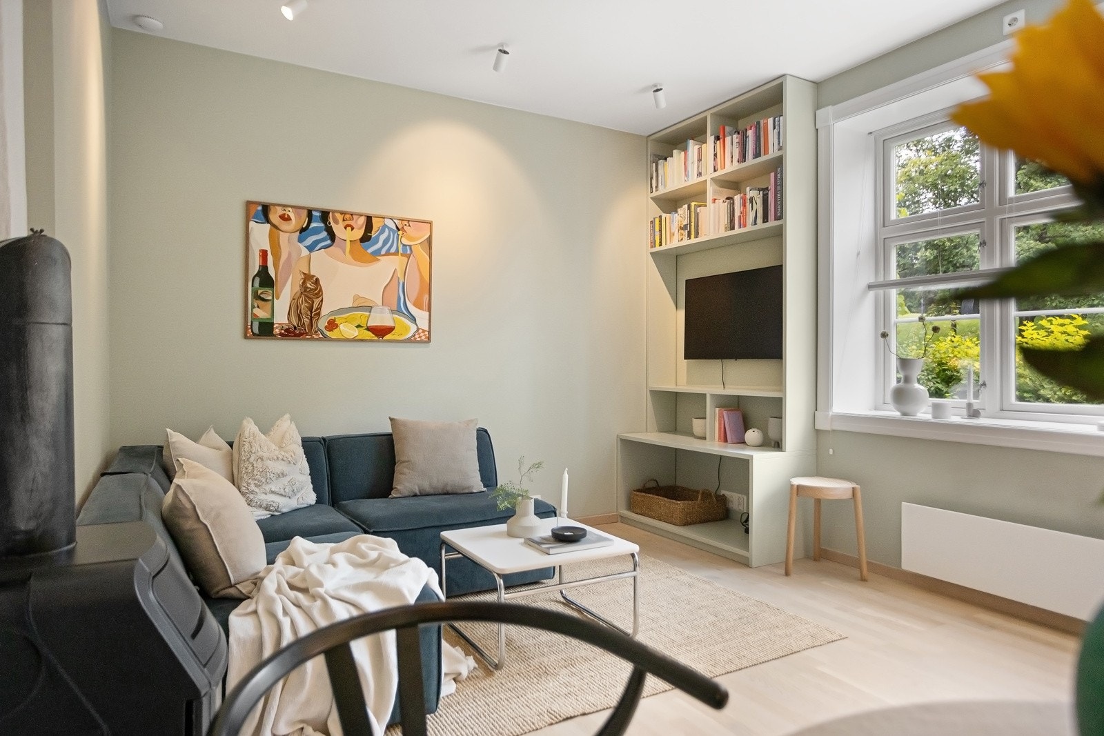 Leiligheten ligger i høy første etasje, tilbaketrukket fra veien med mellomliggende forhage. Galleribilde