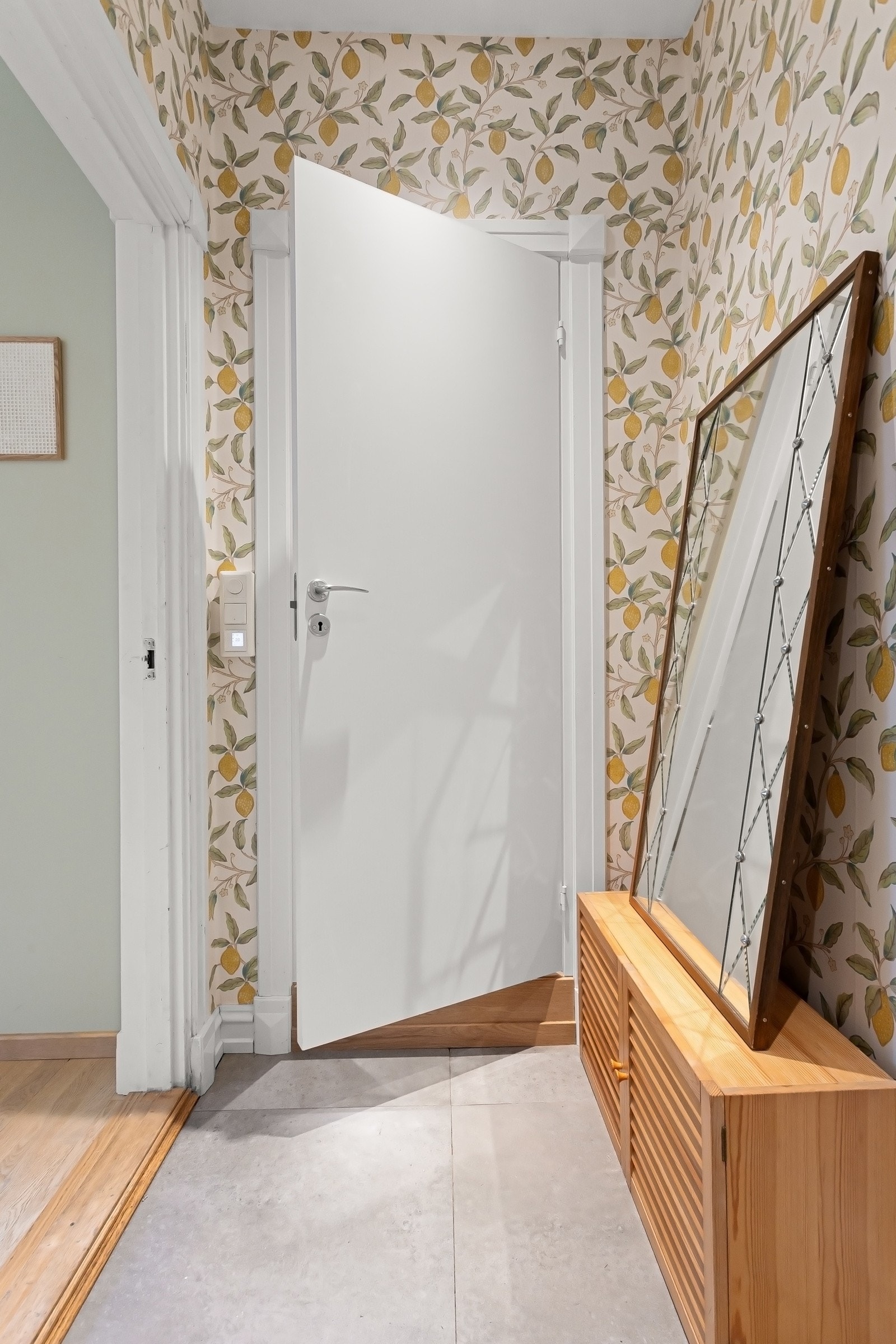 I entréen er det lagt store fliser på gulvet. Galleribilde