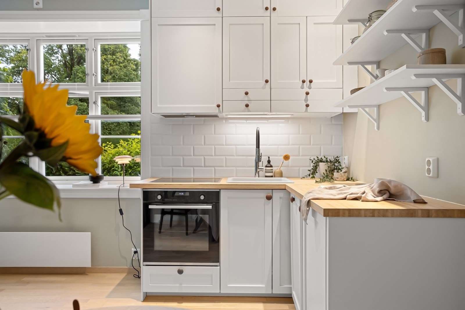 Det er montert induksjonstopp, integrert stekeovn, oppvaskmaskin og kjøleskap. Galleribilde