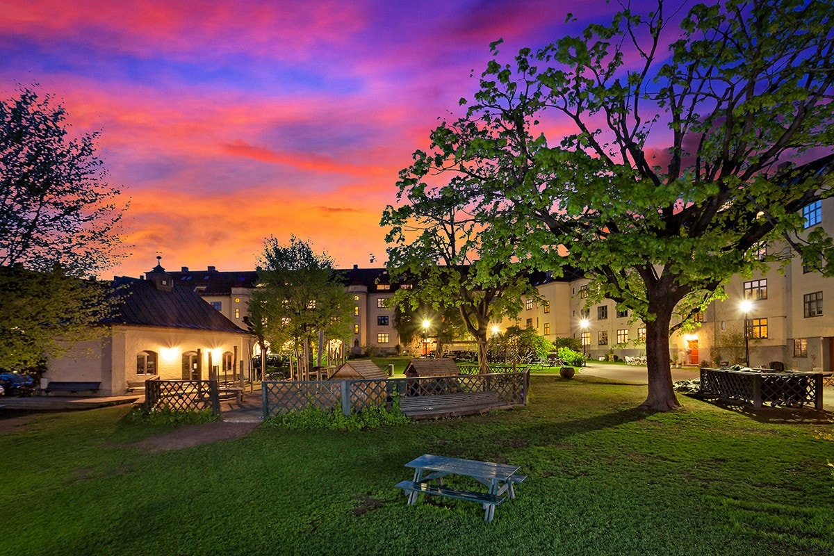 Om kvelden endrer gårdsrommet karakter og man kan nyte flotte solnedganger. Galleribilde