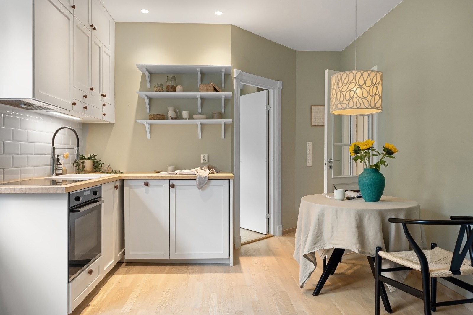 Boligen har gode lyslinjer fra vindusflatene og fin lyssetting med downlights. Galleribilde