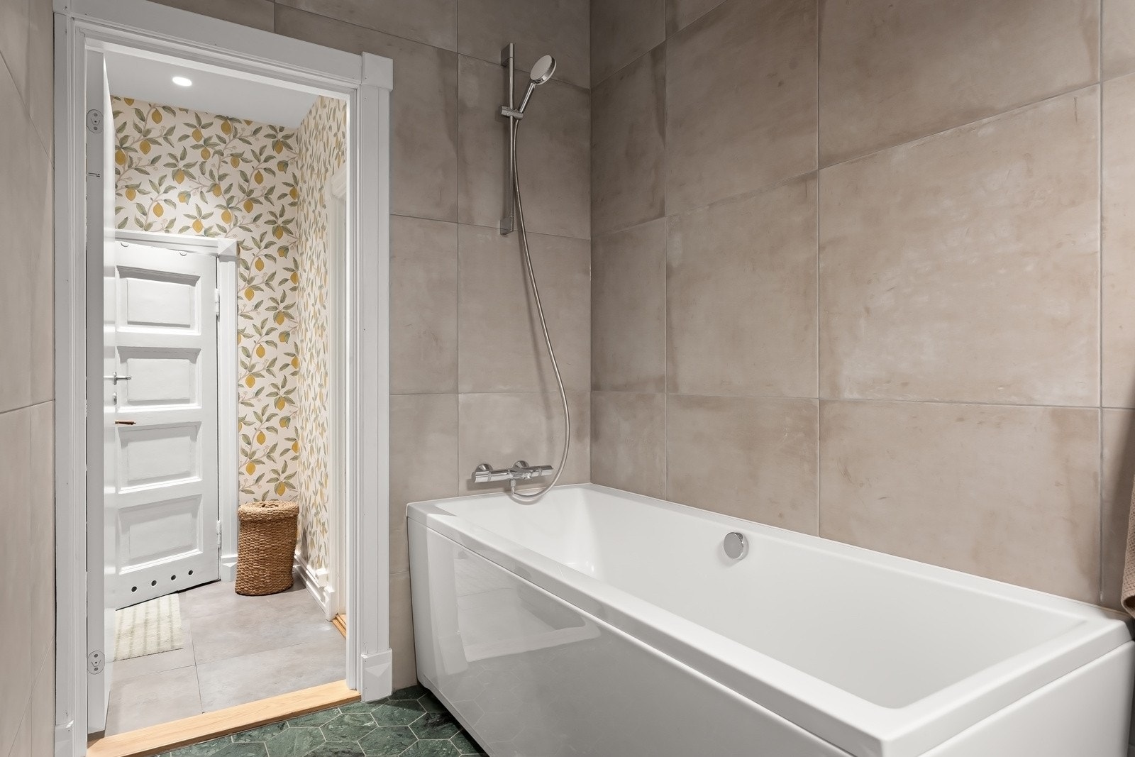 Det er montert både badekar og dusjløsning. Galleribilde