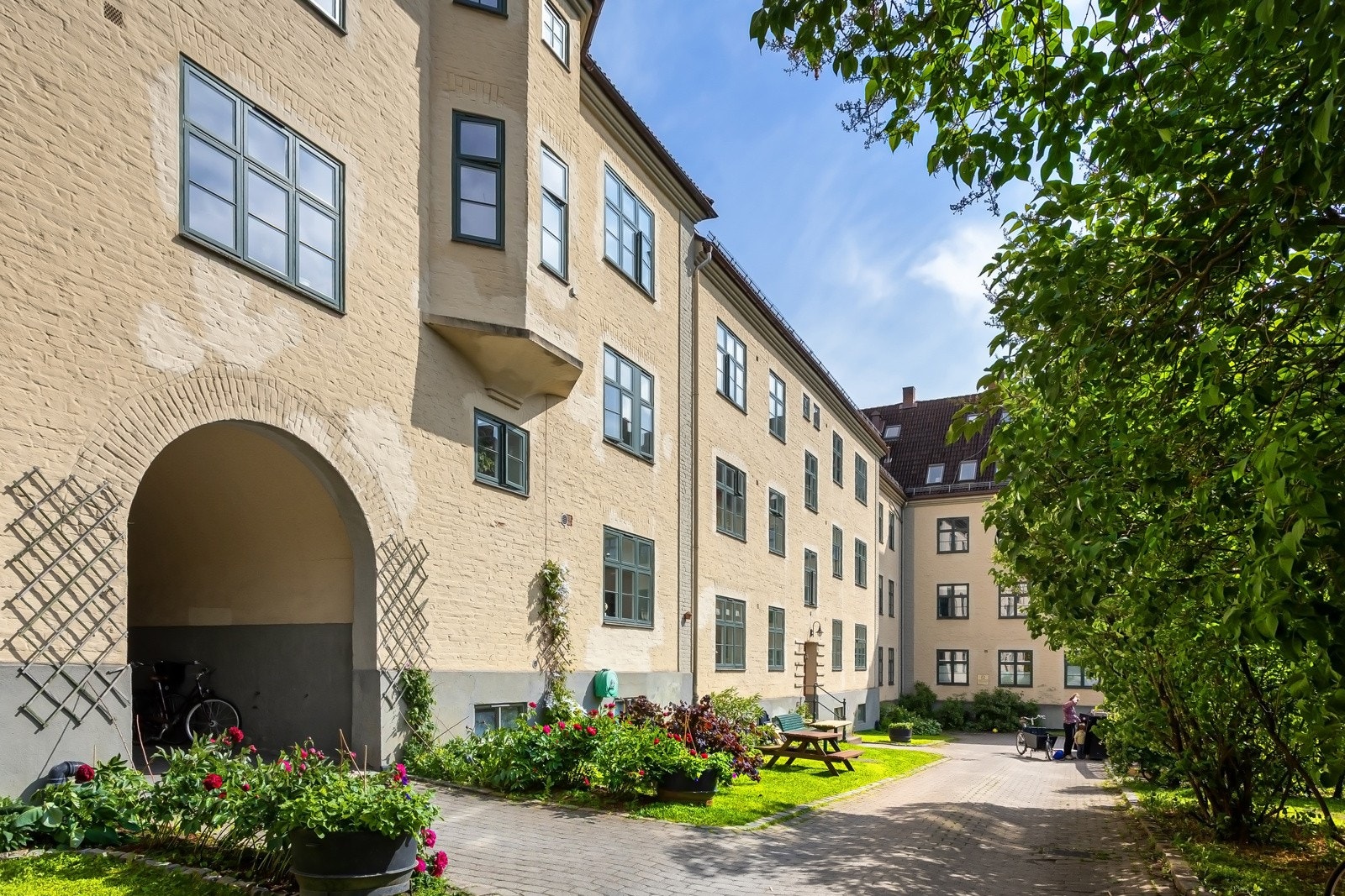 Det indre gårdsrommet legger til rette for et godt "uteliv" i den varme årstiden. Galleribilde