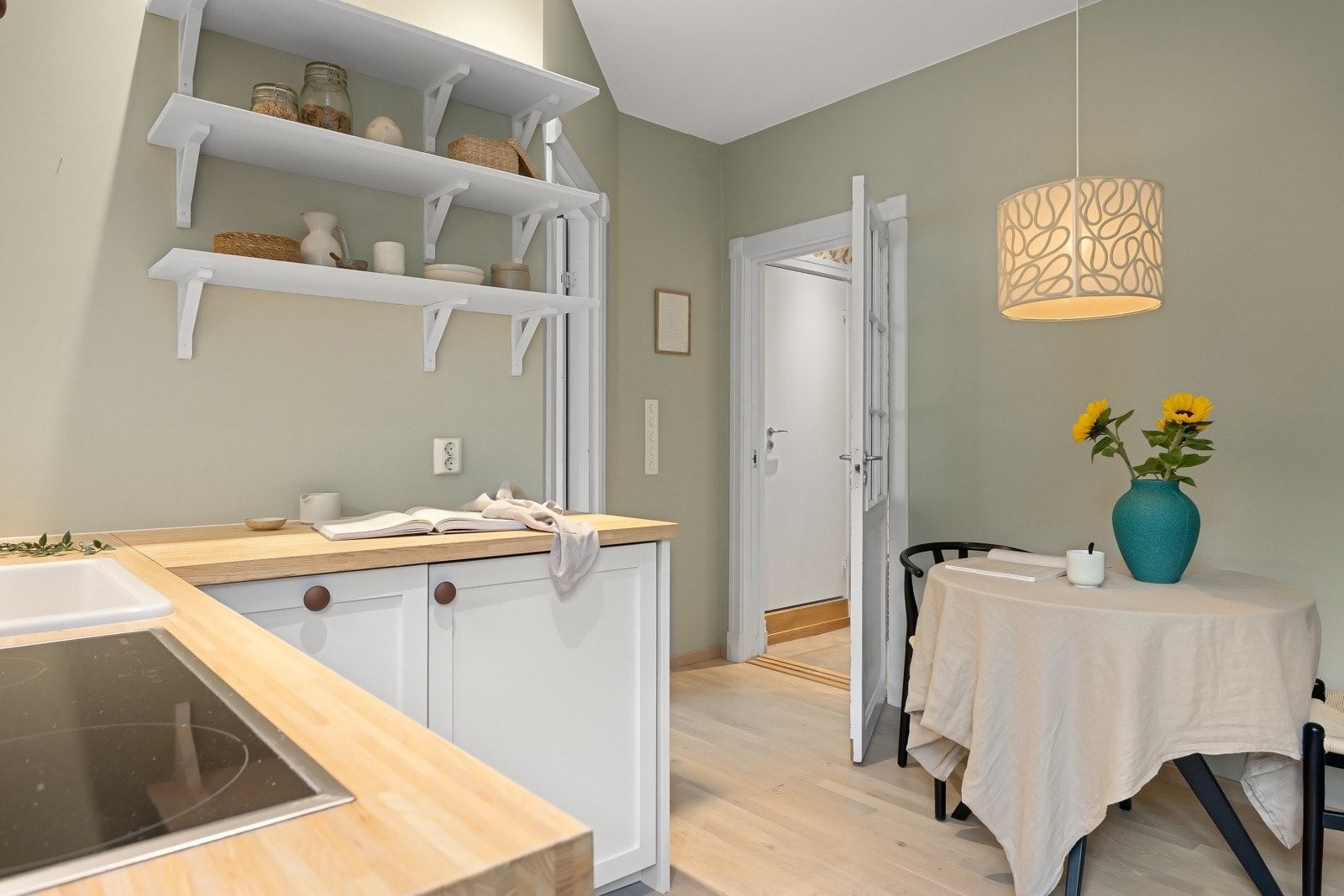 Kjøkkenet har god arbeidsplass og romslige benkeflater. Galleribilde