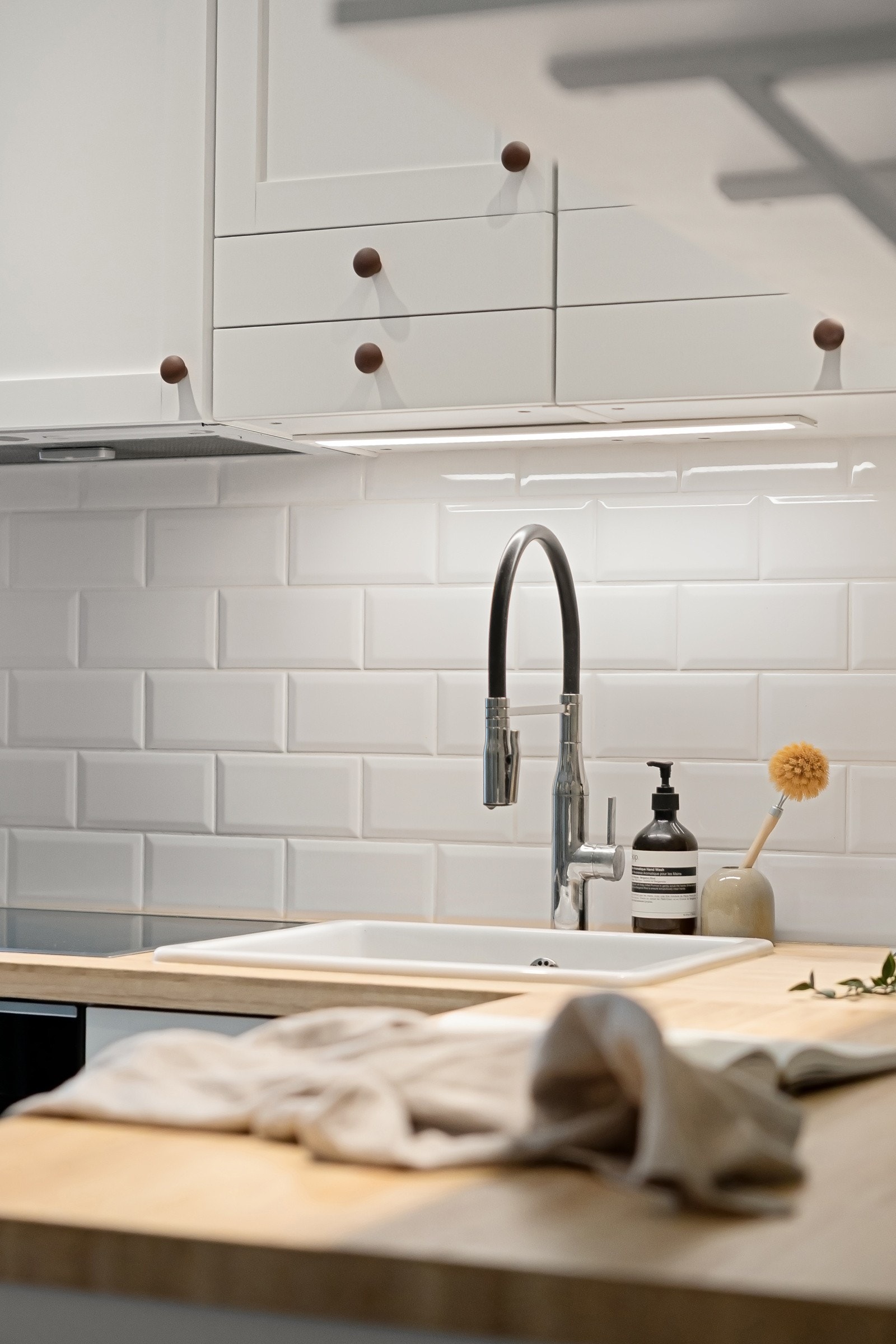 Flisfeltet mellom benk og overskap gir et delikat inntrykk samtidig som det forenkler renholdet. Galleribilde