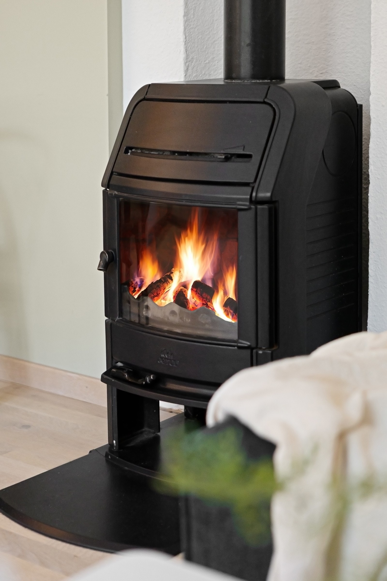 I stuen er det en lekker peisovn som gir mulighet for lun varme fra vedfyring. Galleribilde