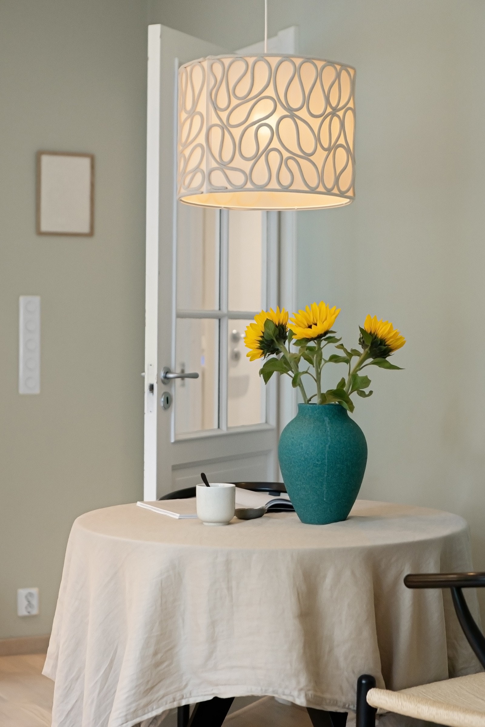 Det er plass til eget spisebord i stuen/kjøkkenet. Galleribilde