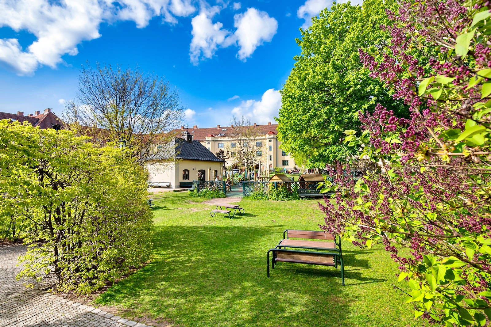 Arkitektene som tegnet Torshovgårdene var opptatt av å utforme store parklignende gårdsrom etter engelsk modell. Galleribilde