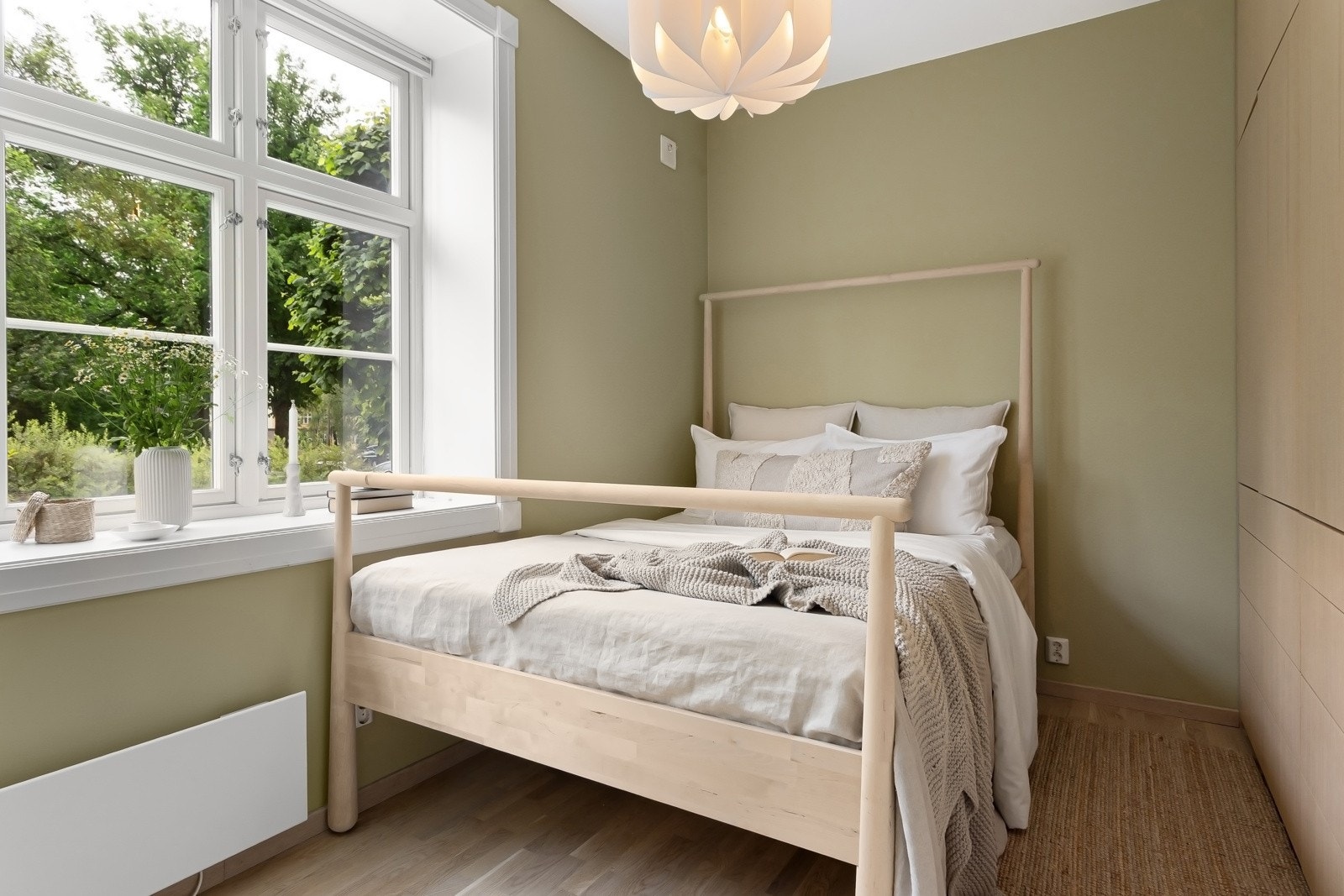 Det er god plass til dobbeltseng og øvrig soveromsmøblement. Galleribilde