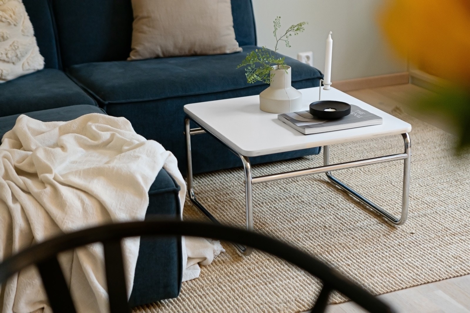 Det er lagt lekre, hvitpigmenterte parkettgulv i boligen. Galleribilde