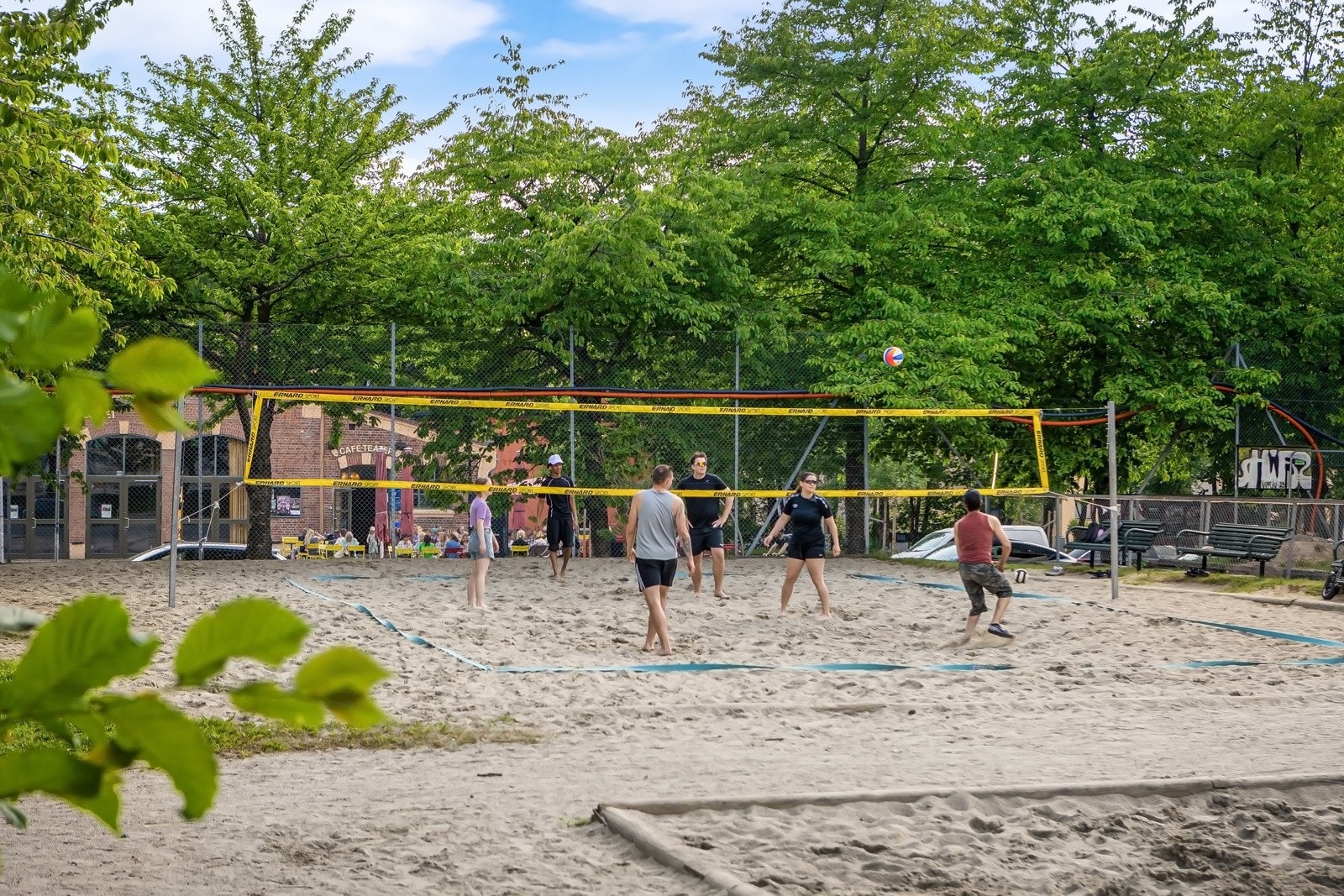 Det er etablert en sandvolleyballbane like ved Frankrikegården. Galleribilde