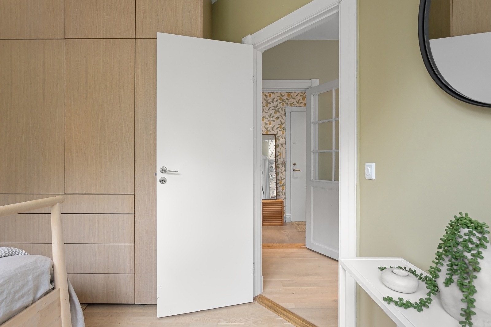 Det romslige garderobeskapet er tilpasset og bygget av møbelsnekker. Galleribilde