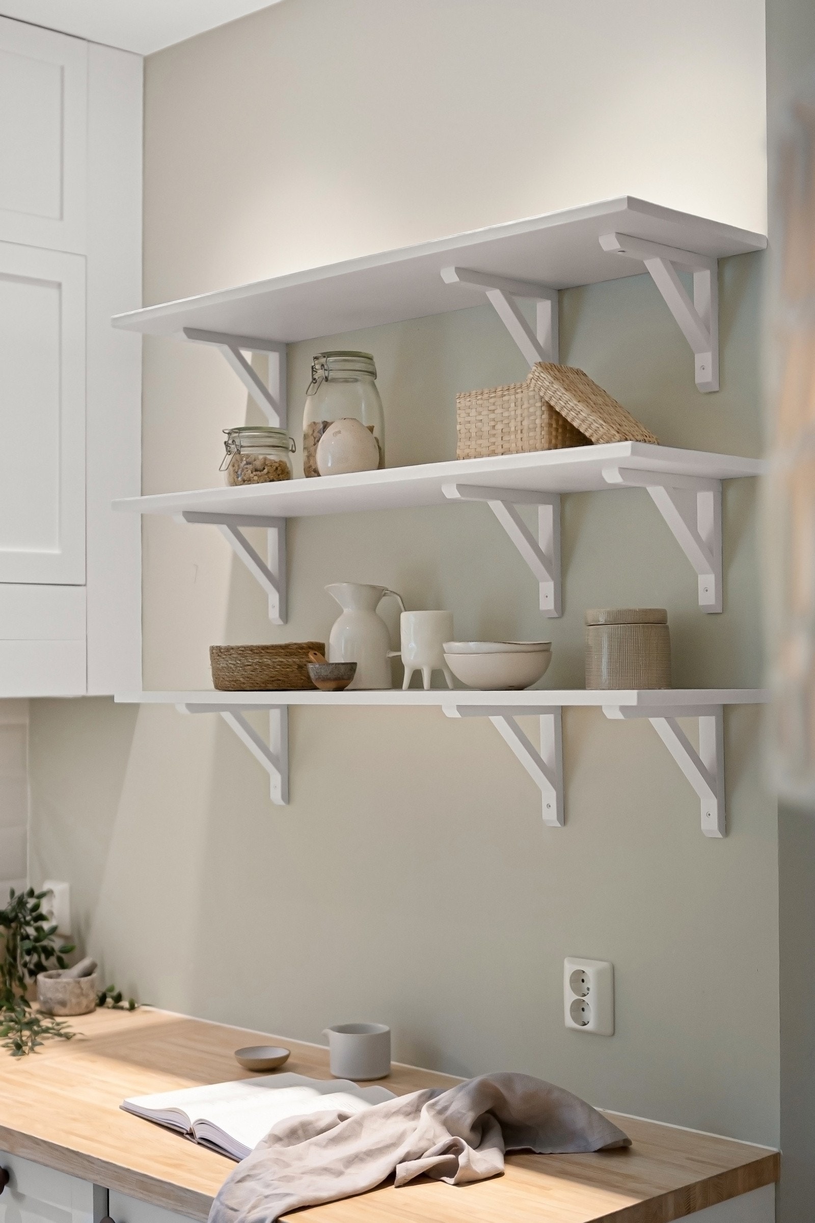 De praktiske hyllene på kjøkkenet følger boligen. Galleribilde