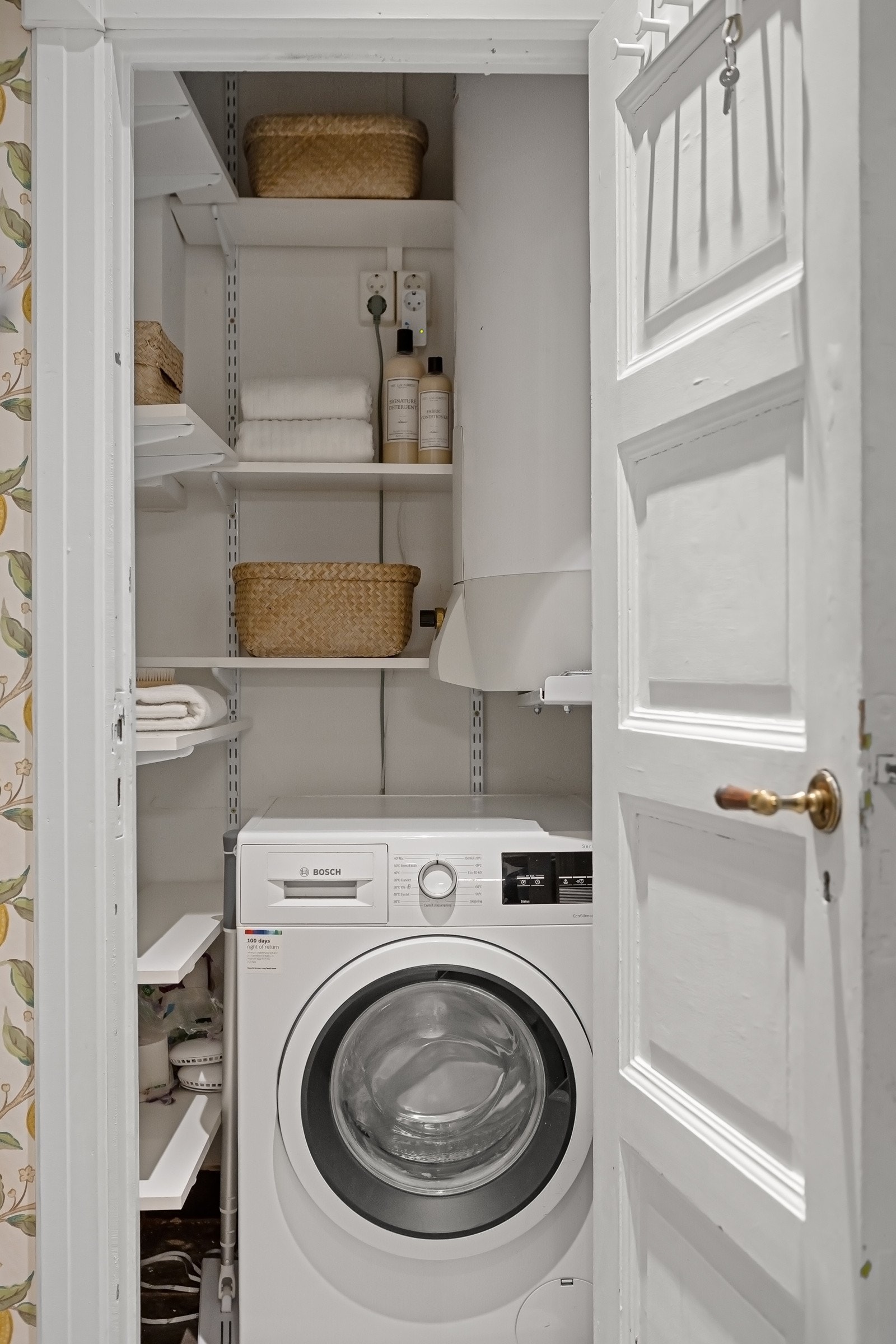 Kottet i tilknytning til entréen har opplegg for vaskemaskin. Galleribilde