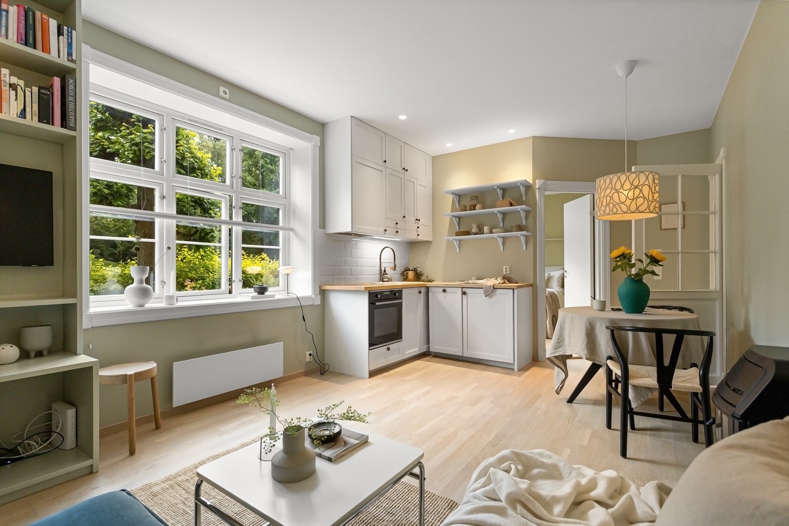 Stuen er av god størrelse med vinduer mot Torshovparken. Galleribilde