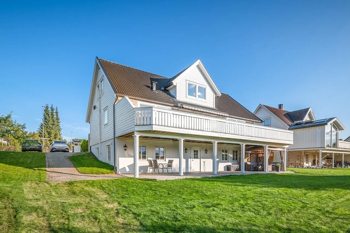 Leiligheten er til høyre for inngangsdør i sokkel. Galleribilde