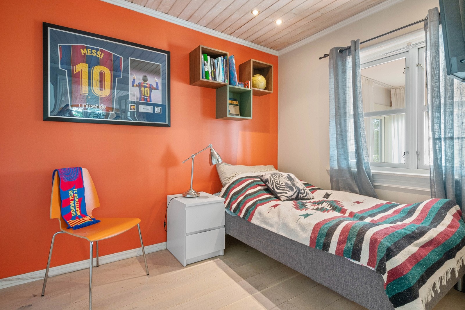 Soverom/TV-stue. Galleribilde