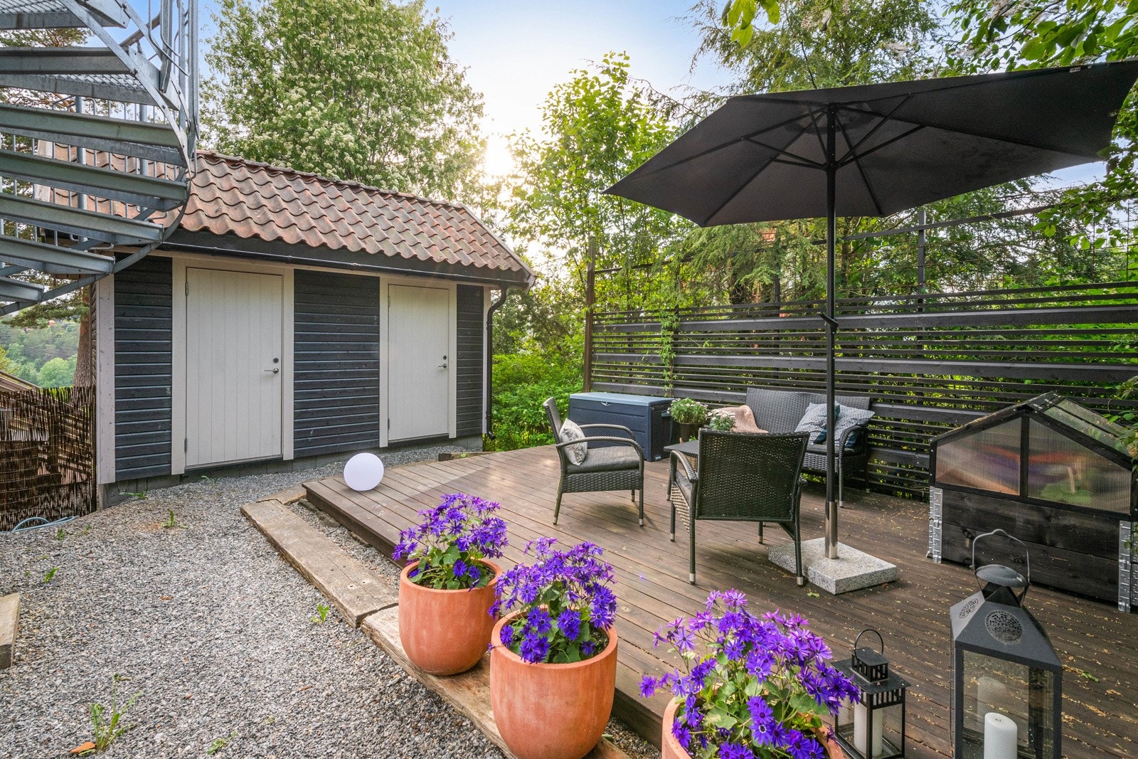 3-romsen i tilbygget disponerer denne uteplassen. Begge leilighetene har hver sin bodplass, ca. 4 m². Galleribilde